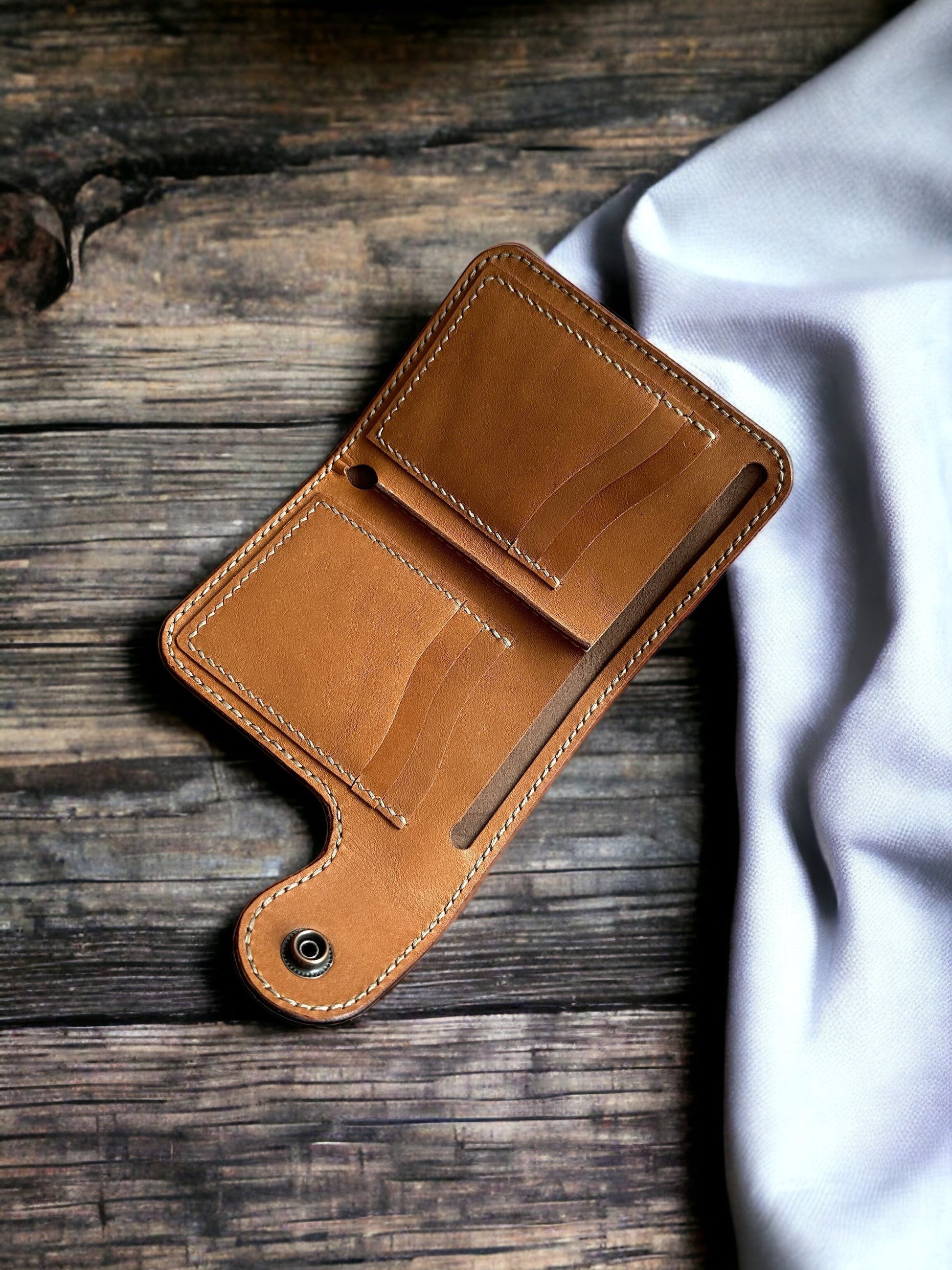 Safir Leather el yapımı taba rengi hakiki deri cüzdan, minimal tasarım ve mumlu dikiş detaylı