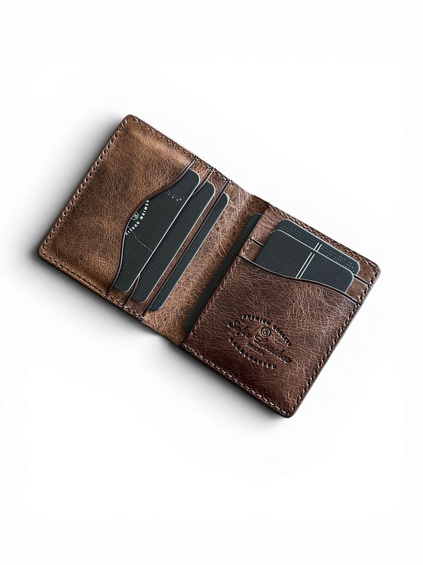 Safir Leather Babil Heritage taba rengi el yapımı İtalyan deri cüzdan, kart bölmeleriyle açık görünüm.