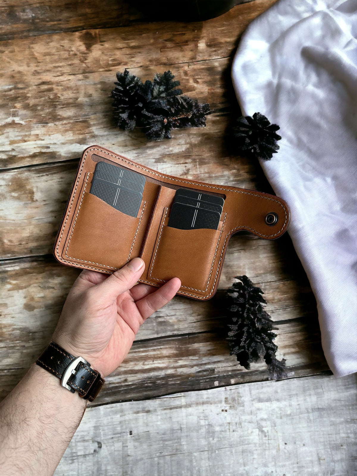 Safir Leather el yapımı taba rengi hakiki deri cüzdan, mumlu dikişli minimal tasarım