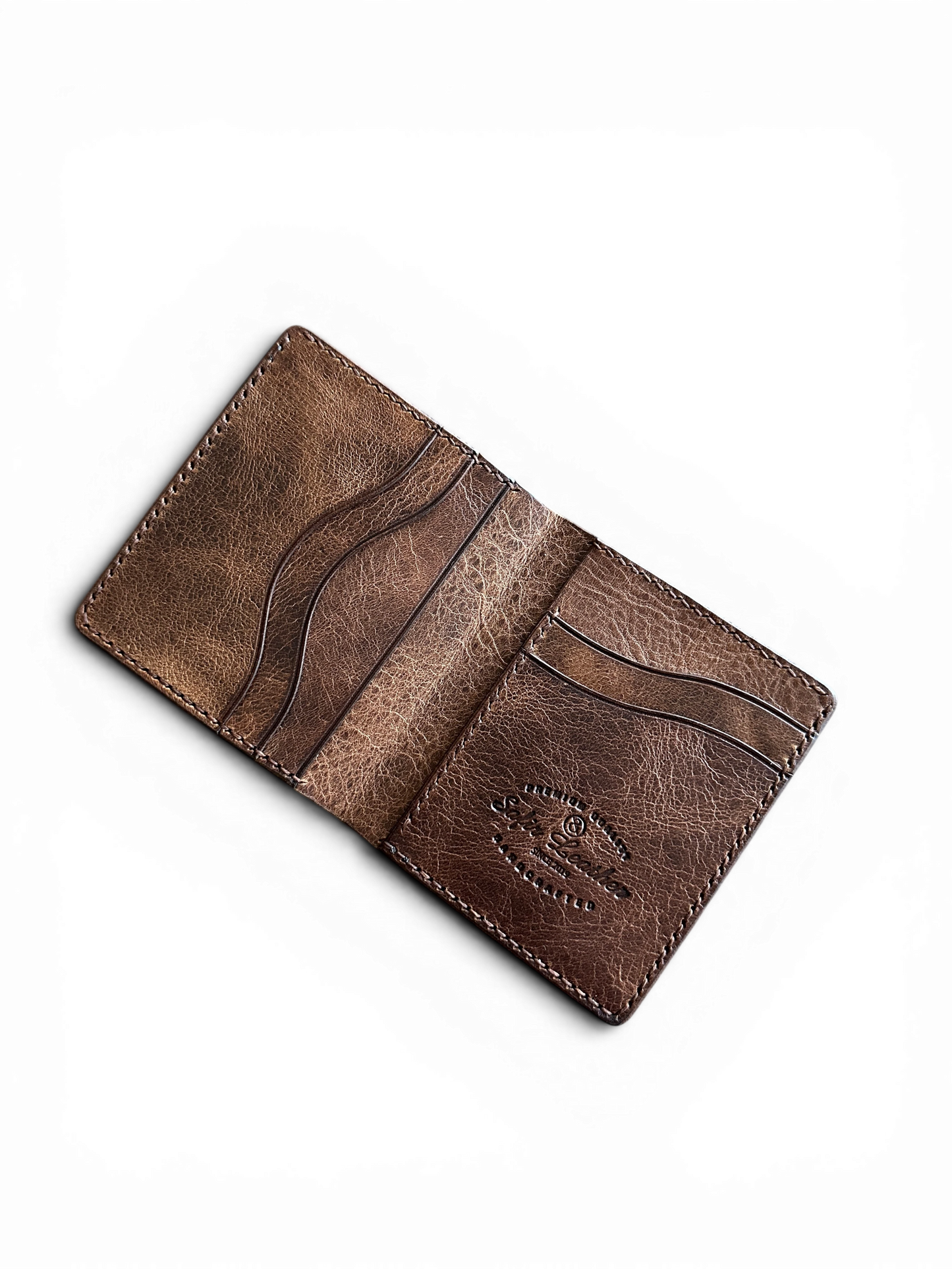 Safir Leather Babil Heritage taba rengi el yapımı İtalyan deri cüzdan, iç bölmeleri ve doğal dokusuyla.