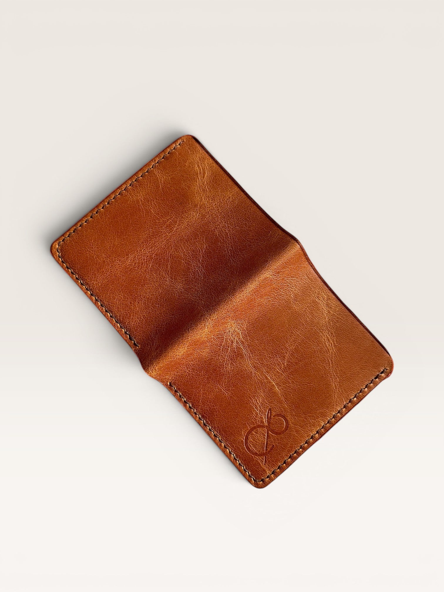 Safir Leather el yapımı taba rengi hakiki deri cüzdan, minimalist tasarım, kartlık ve nakit bölmeli.