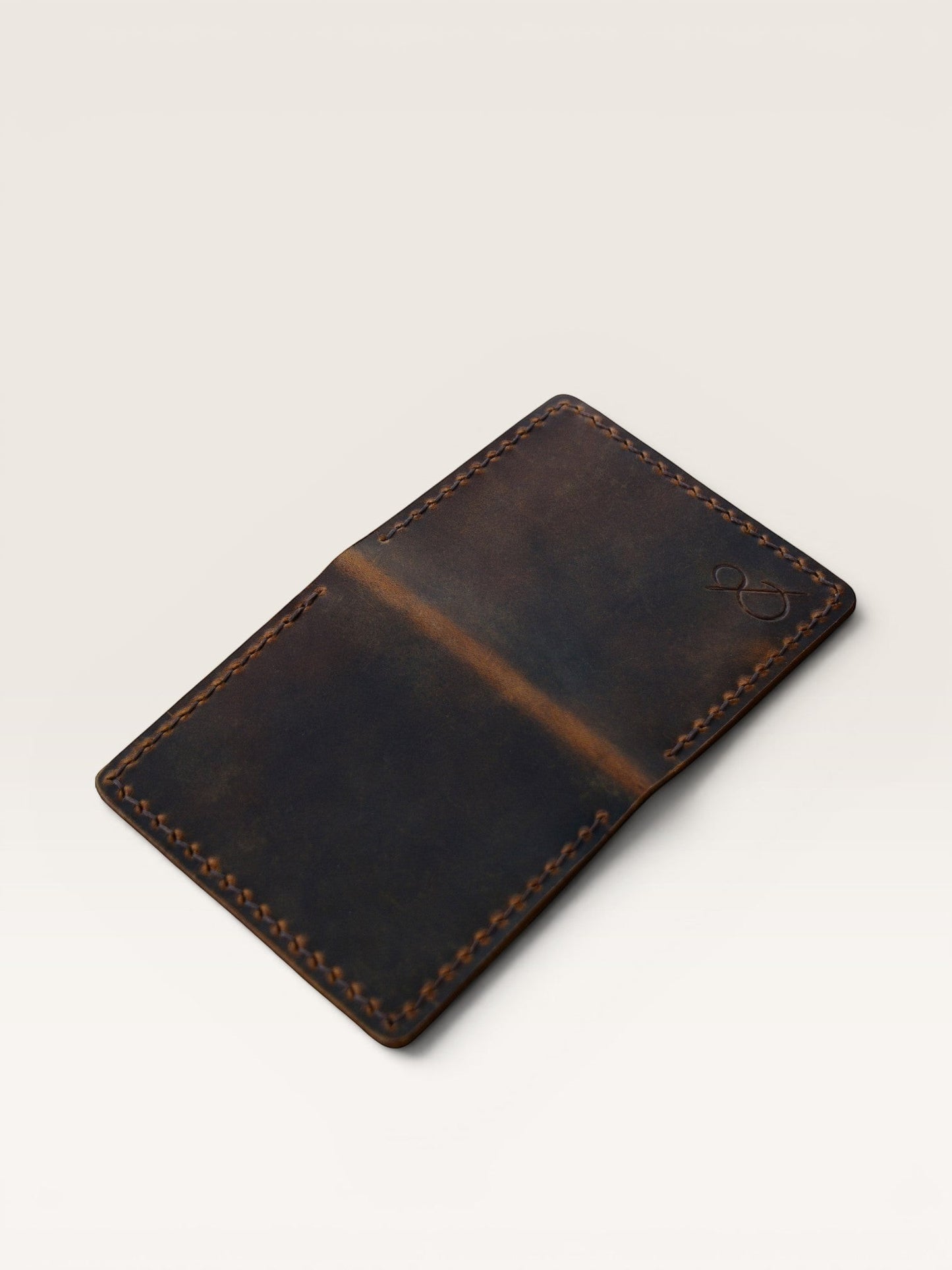Safir Leather taba rengi, el yapımı, mumlu iple dikilmiş retro tasarımlı hakiki dana derisi kartlık cüzdan.