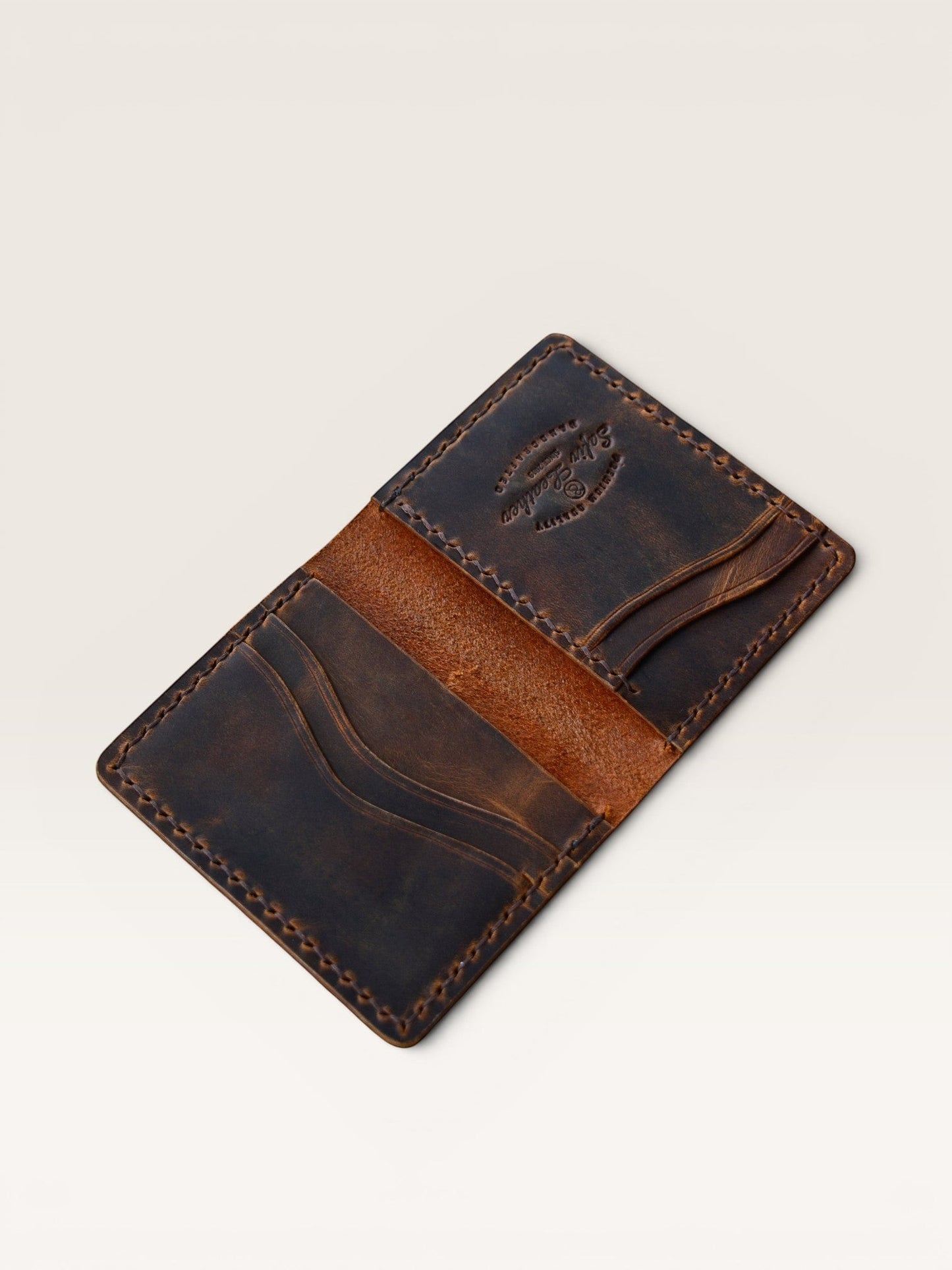 Safir Leather taba rengi el yapımı hakiki deri kartlık cüzdan, retro tasarımlı ve mumlu iple dikilmiş detaylı