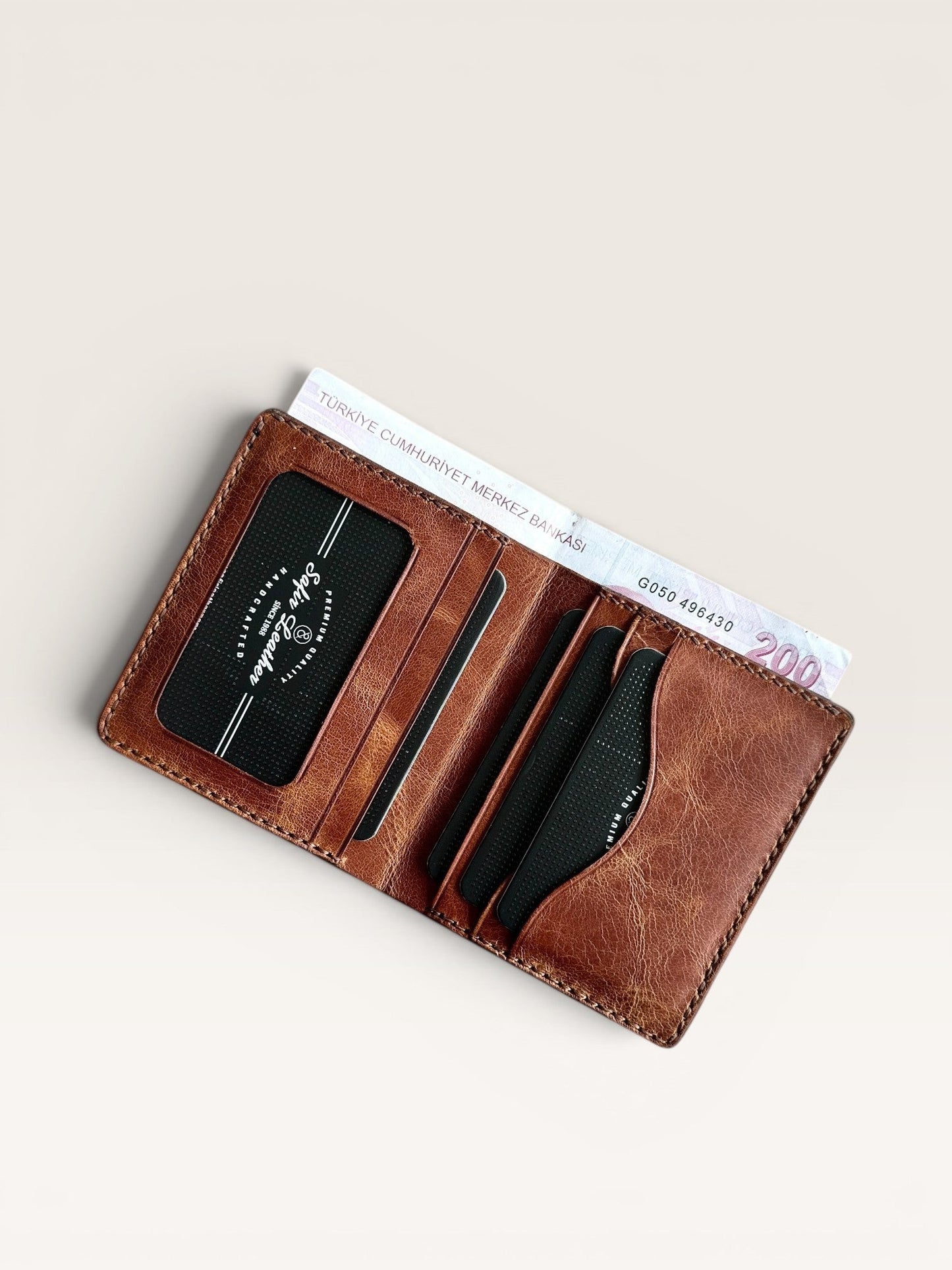 Safir Leather el yapımı taba rengi İtalyan deri cüzdan, kart ve para bölmeli, zarif ve dayanıklı.