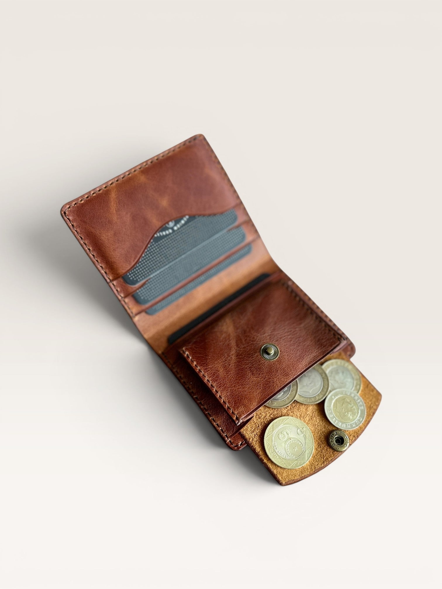 Safir Leather el yapımı taba rengi İtalyan deri cüzdan, bozuk para bölmeli ve kartlık özellikli.