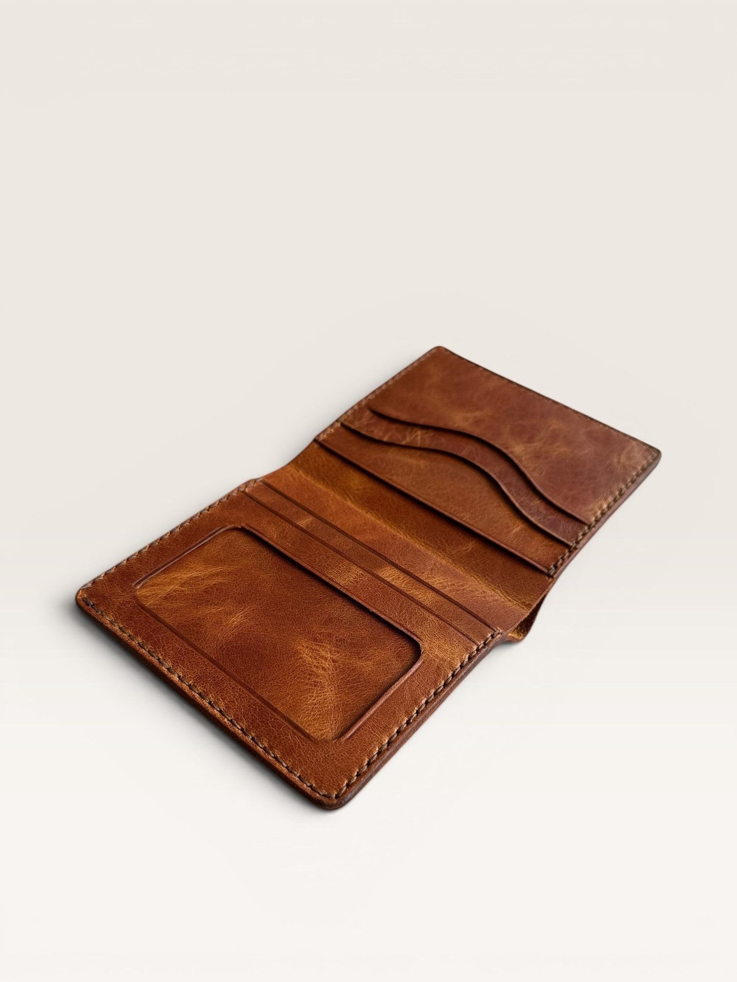 Safir Leather el yapımı taba rengi İtalyan deri cüzdan, kartlık ve nakit bölmeleriyle pratik ve şık.