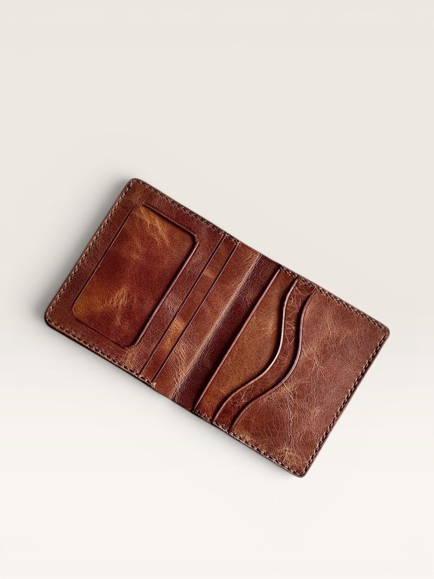 Safir Leather el yapımı taba rengi İtalyan deri cüzdan, şık ve dayanıklı, kart ve nakit için pratik bölmeler.