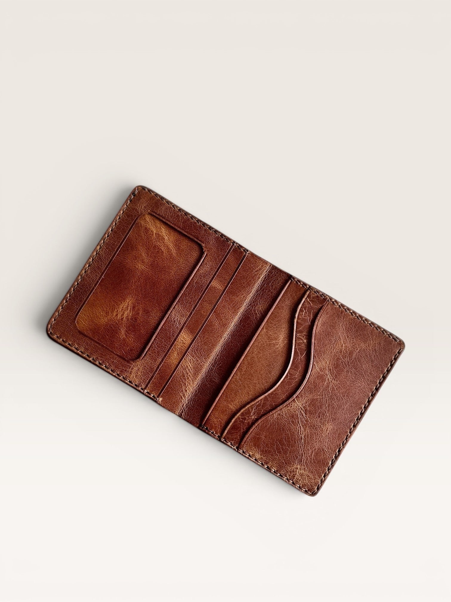 Safir Leather el yapımı taba rengi İtalyan deri cüzdan, şık ve dayanıklı, kart ve nakit için pratik bölmeler.
