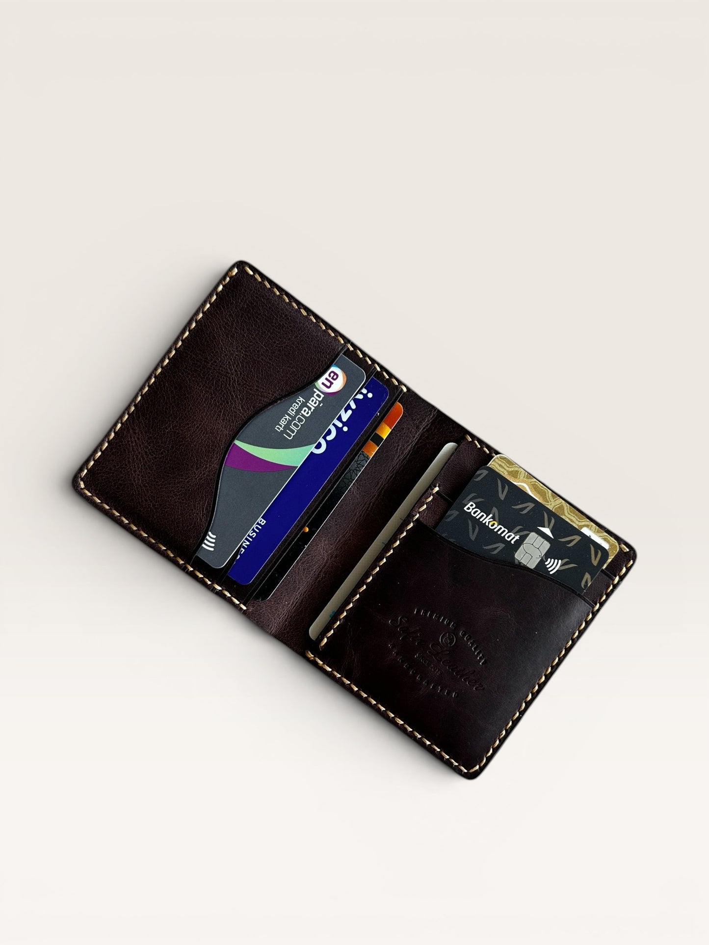 Safir Leather el yapımı taba rengi İtalyan deri cüzdan, kart bölmeli ve zarif dikiş detaylı.