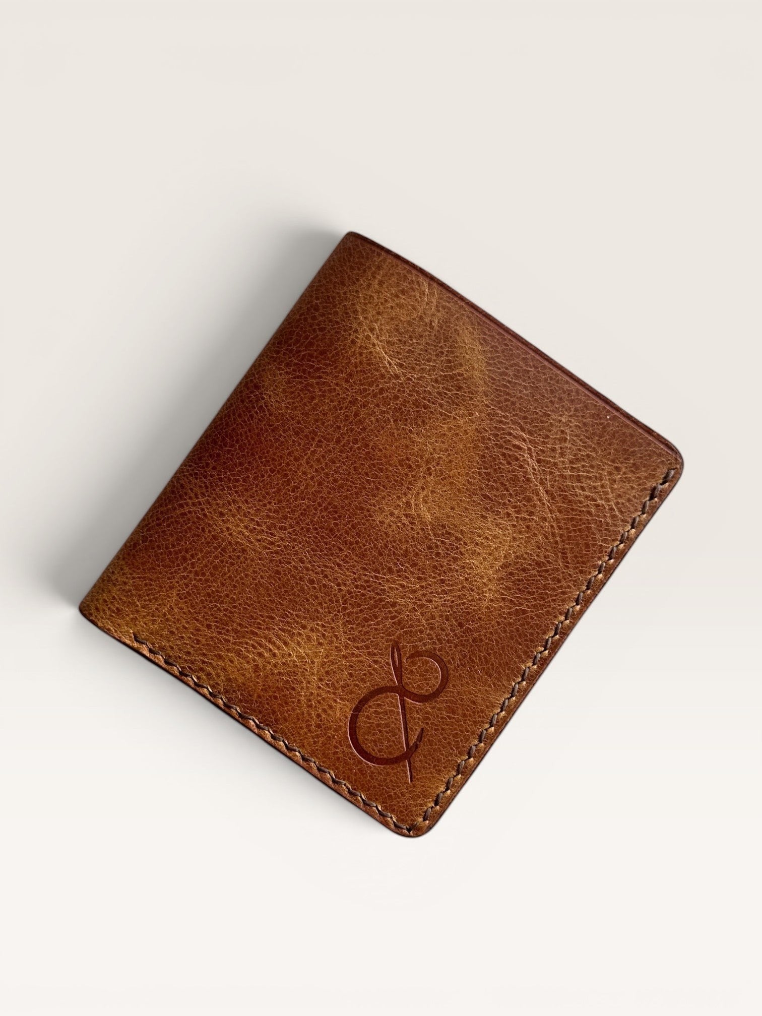 Safir Leather el yapımı taba rengi İtalyan deri cüzdan, zarif ve dayanıklı, günlük kullanım için ideal.