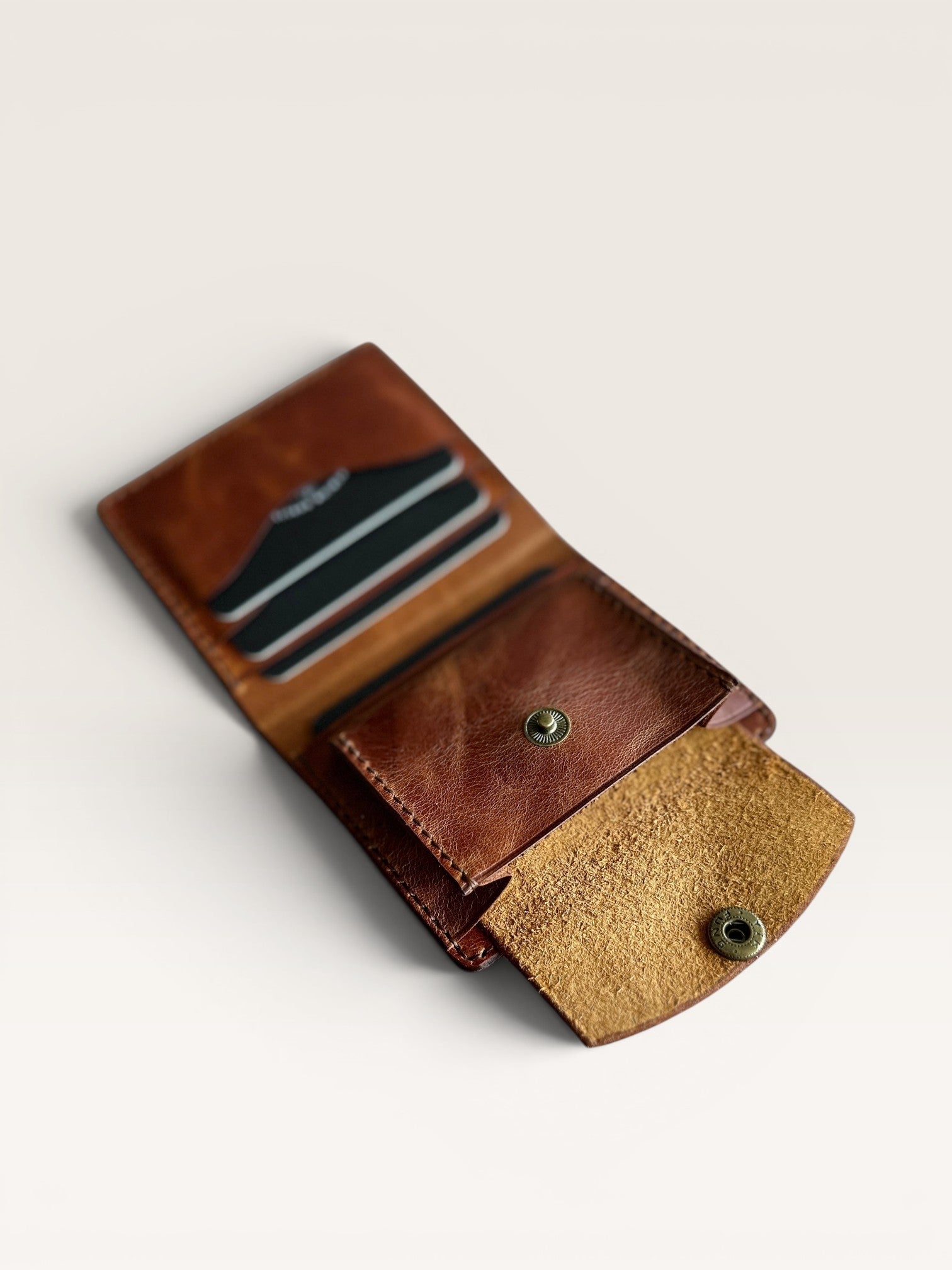 Safir Leather el yapımı taba rengi İtalyan deri cüzdan, kart bölmeli ve çıtçıtlı kapaklı.