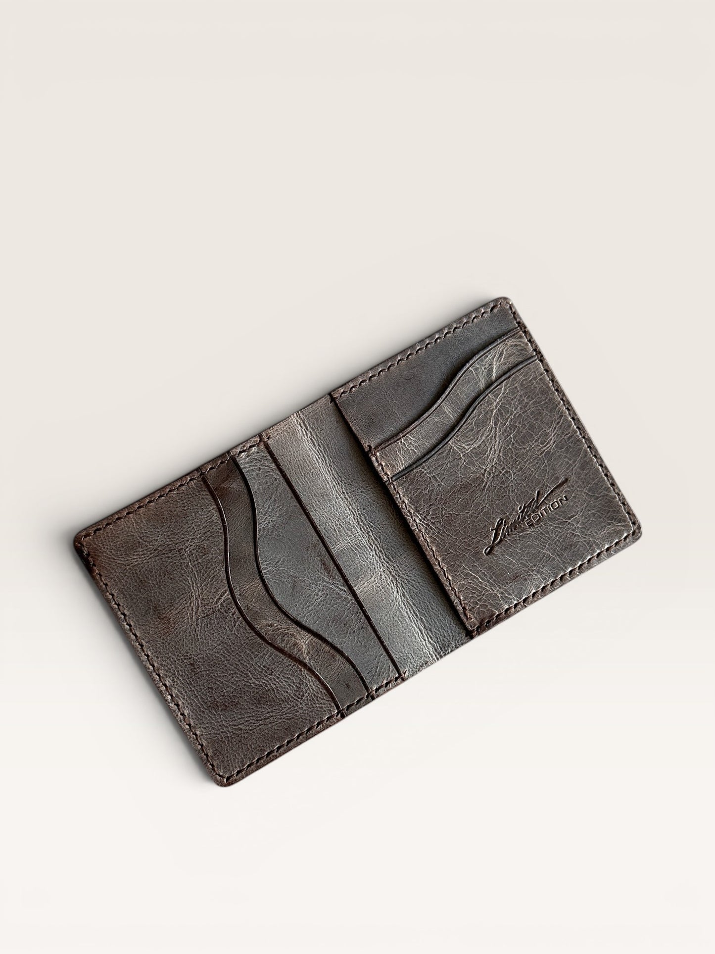 Safir Leather el yapımı taba rengi İtalyan derisi cüzdan, zarif ve dayanıklı, kart ve nakit bölmeli.