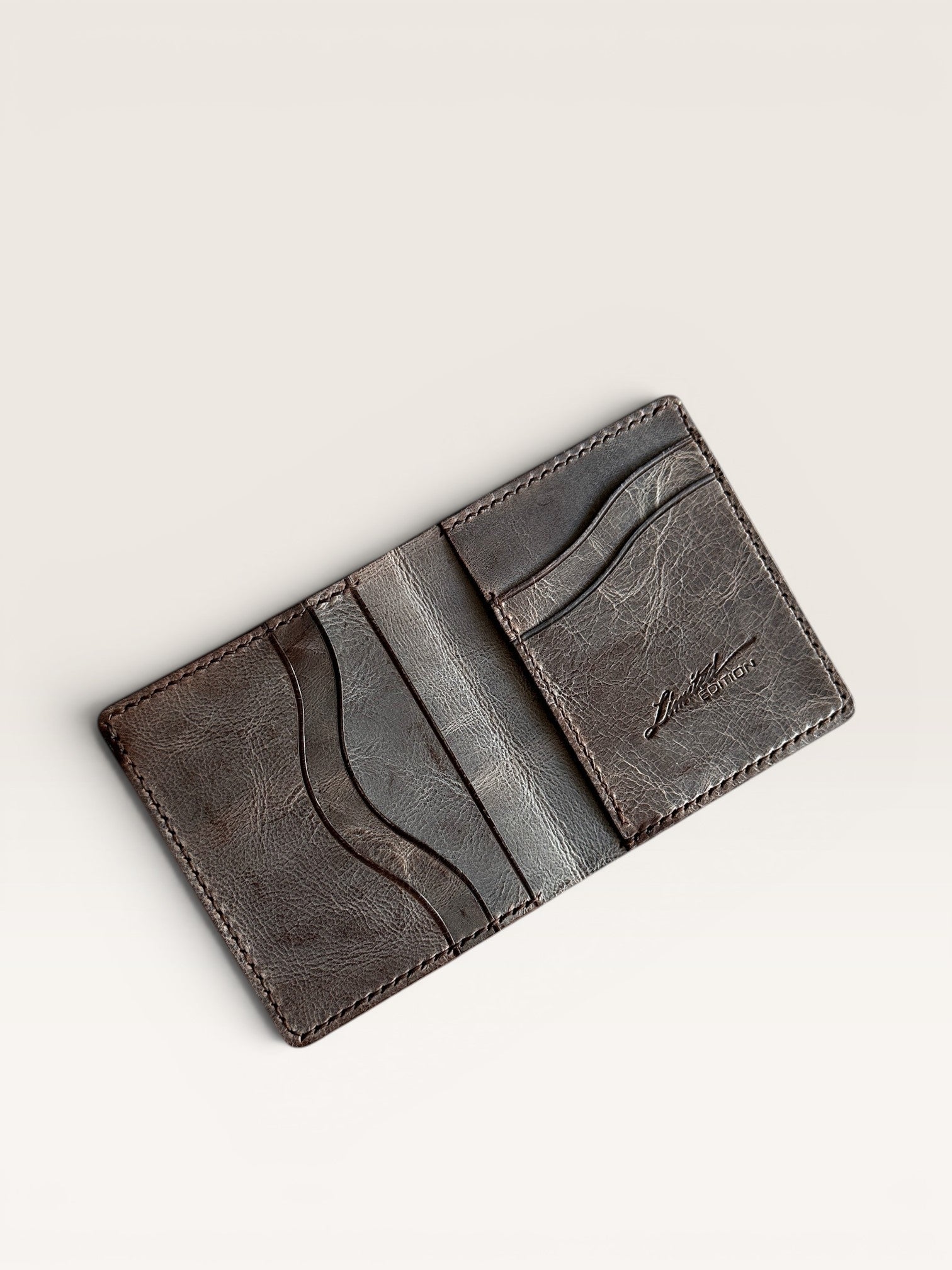 Safir Leather el yapımı taba rengi İtalyan derisi cüzdan, zarif ve dayanıklı, kart ve nakit bölmeli.