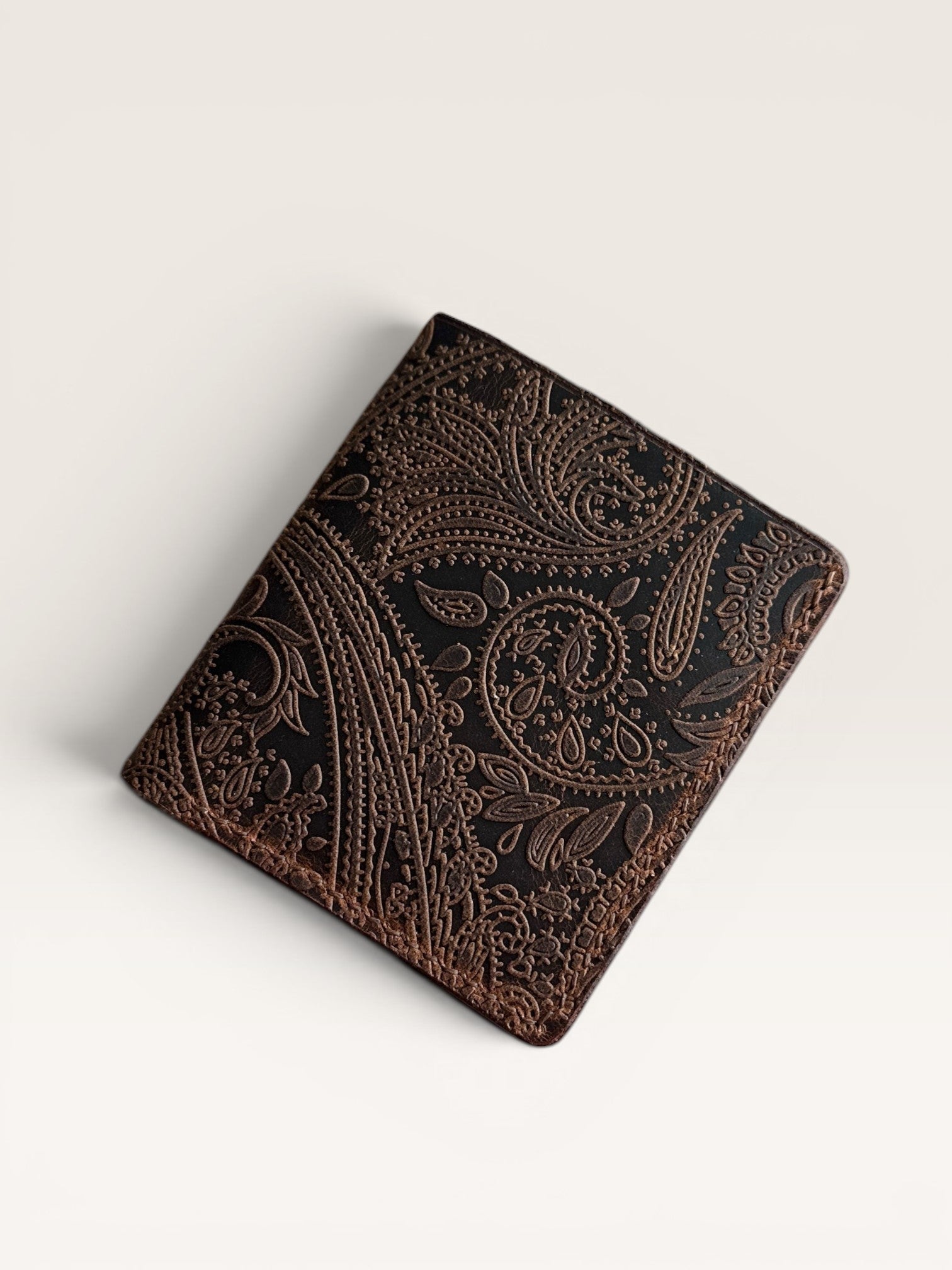 Safir Leather el yapımı taba rengi İtalyan deri cüzdan, damla desenli ve şık bir tasarıma sahip.