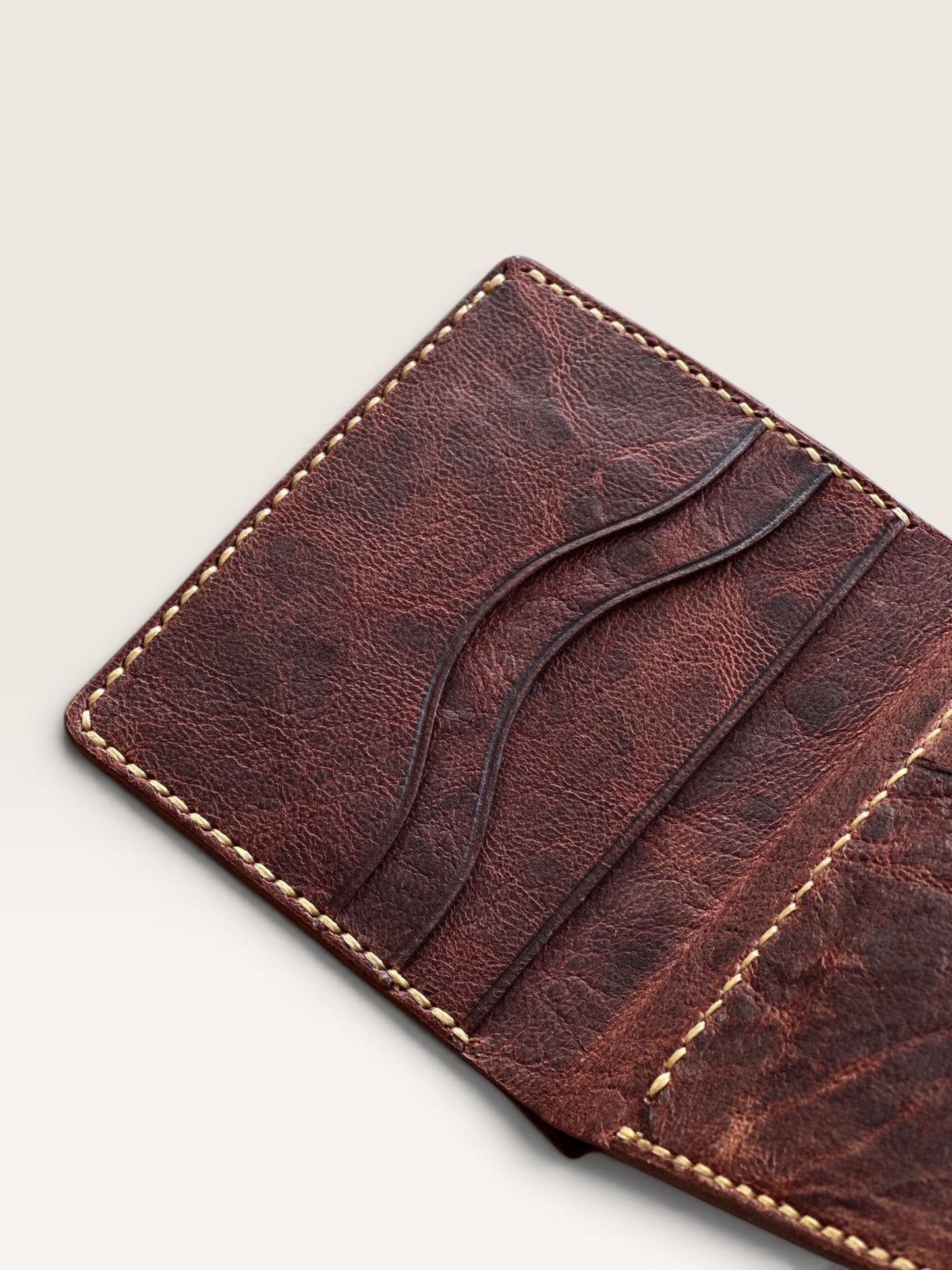 Safir Leather el yapımı taba rengi İtalyan at derisi cüzdan, ince dikişli ve kart bölmeli.