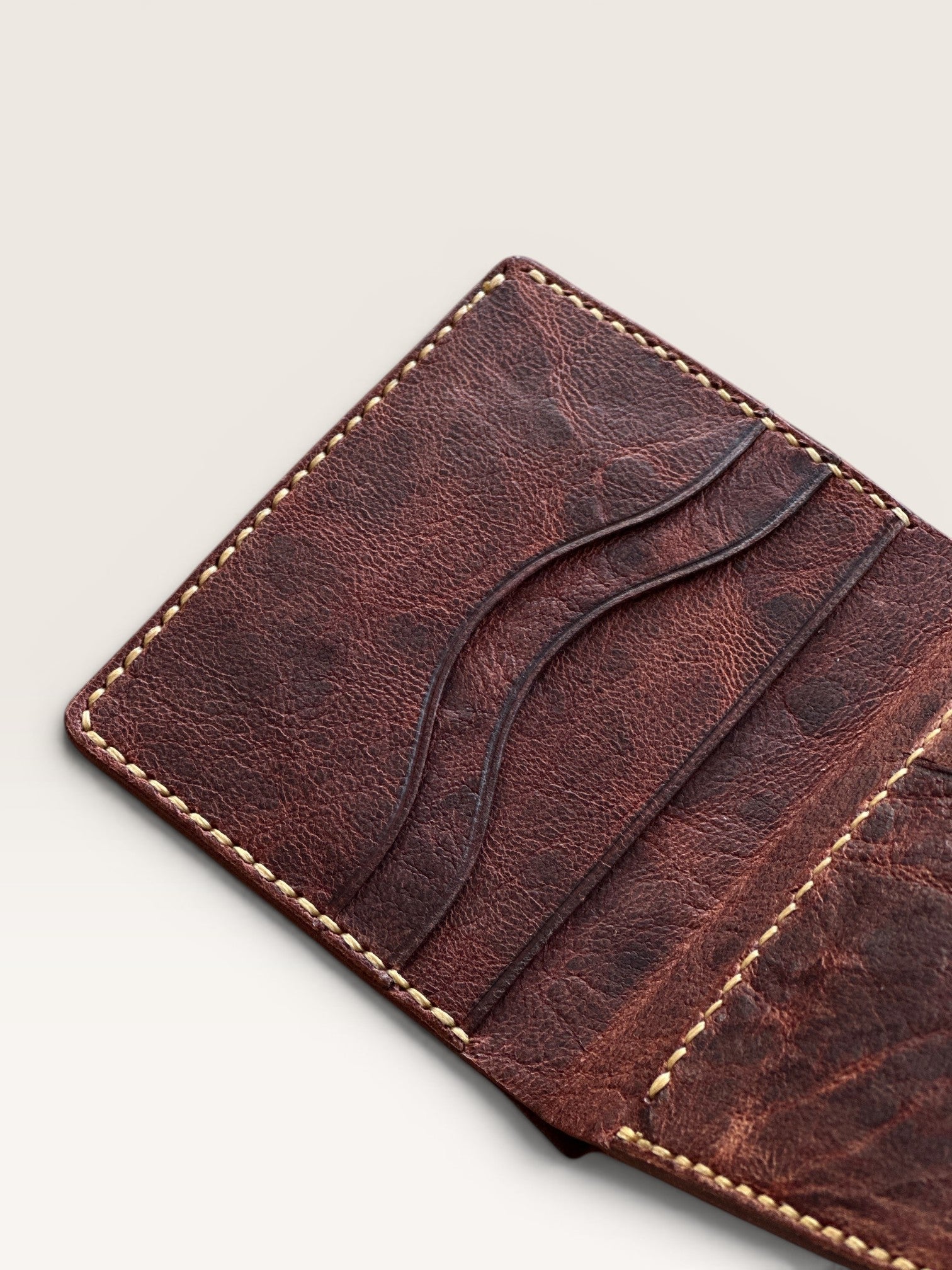 Safir Leather el yapımı taba rengi İtalyan at derisi cüzdan, ince dikişli ve kart bölmeli.