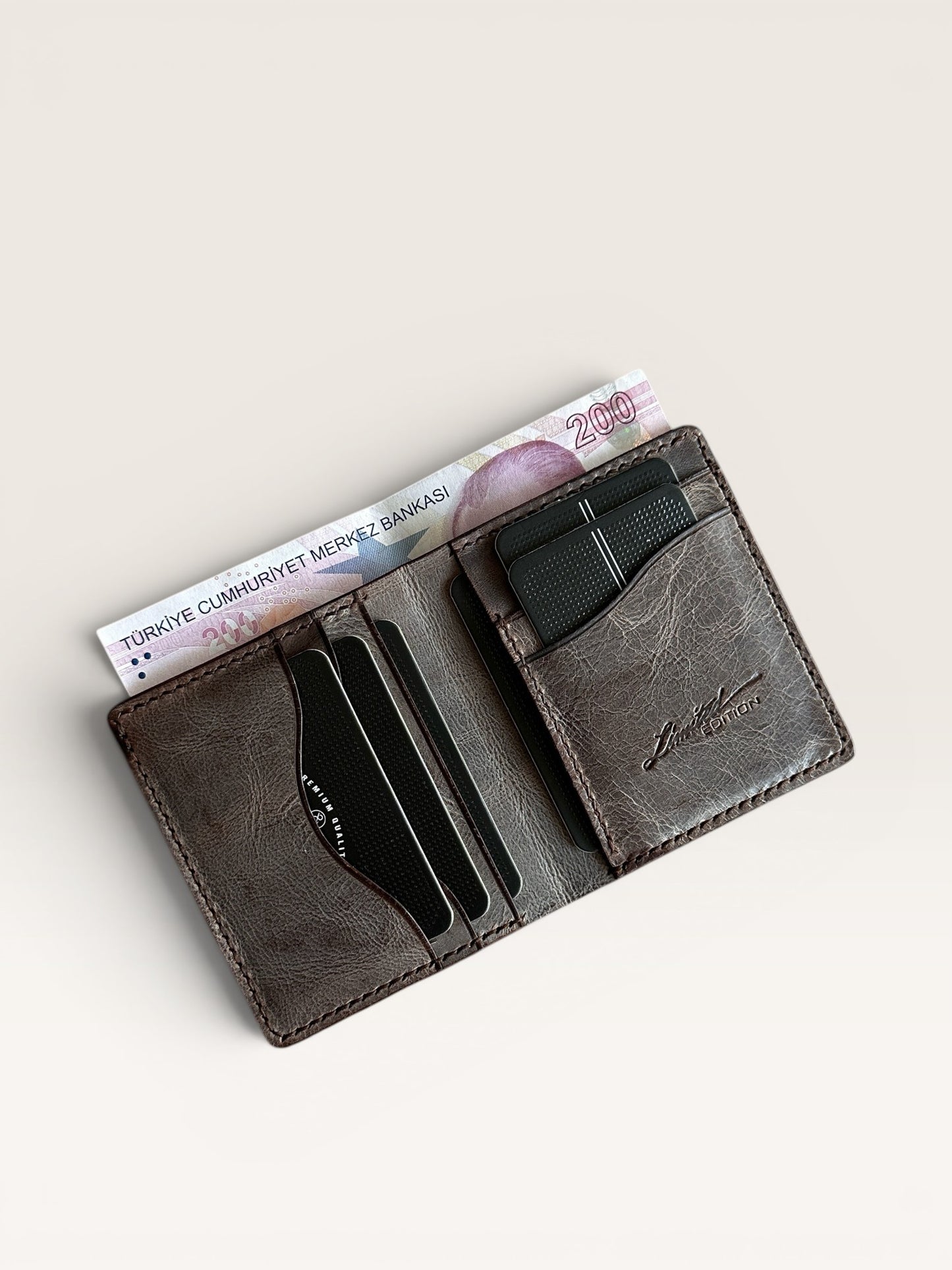Safir Leather el yapımı taba rengi İtalyan derisi cüzdan, kart ve nakit bölmeli, şık ve dayanıklı.