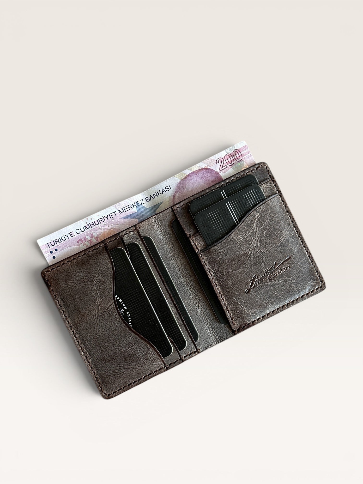 Safir Leather el yapımı taba rengi İtalyan derisi cüzdan, kart ve nakit bölmeli, şık ve dayanıklı.