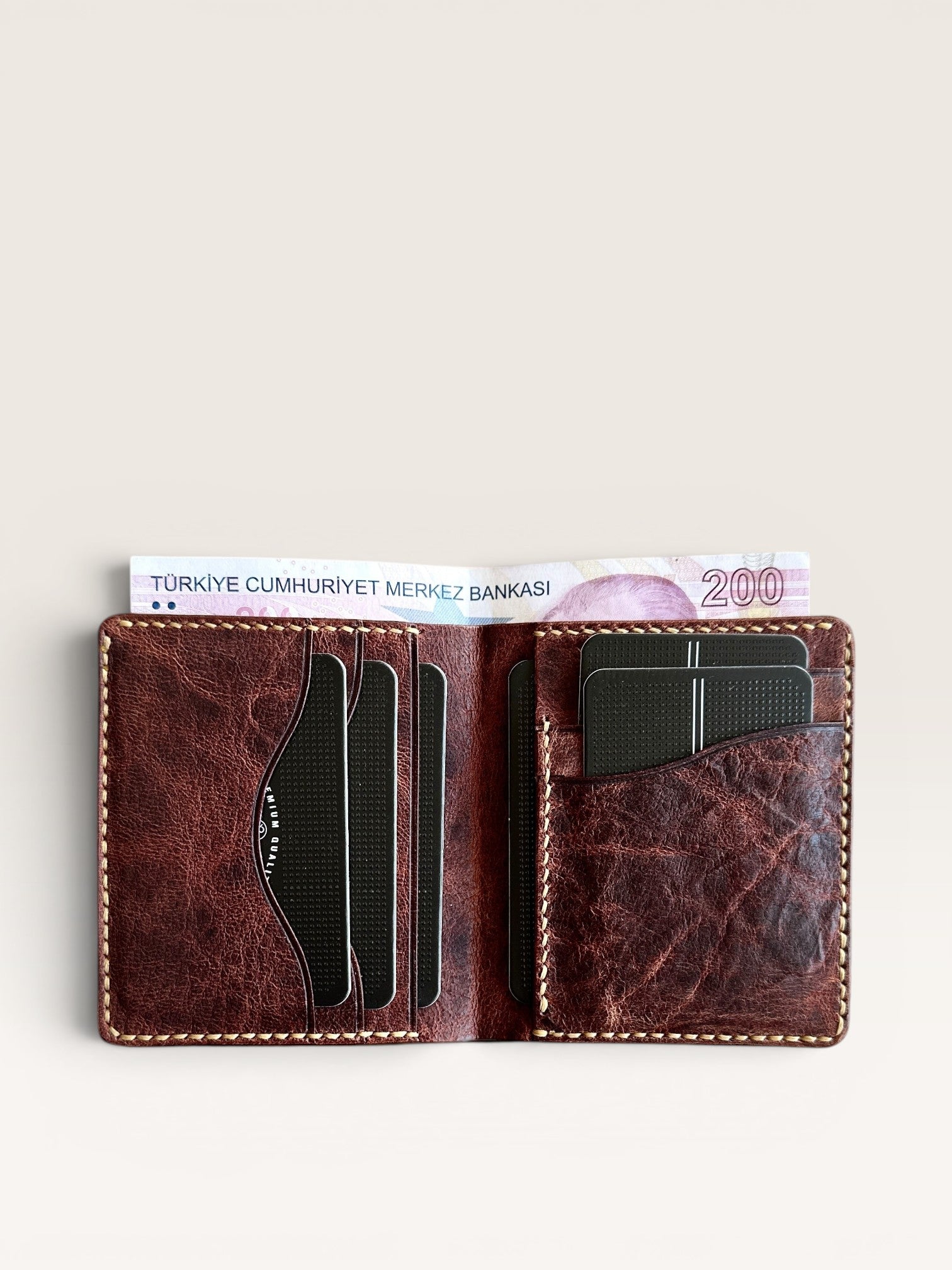 Safir Leather el yapımı taba rengi İtalyan at derisi cüzdan, kart bölmeli ve nakit para için pratik.