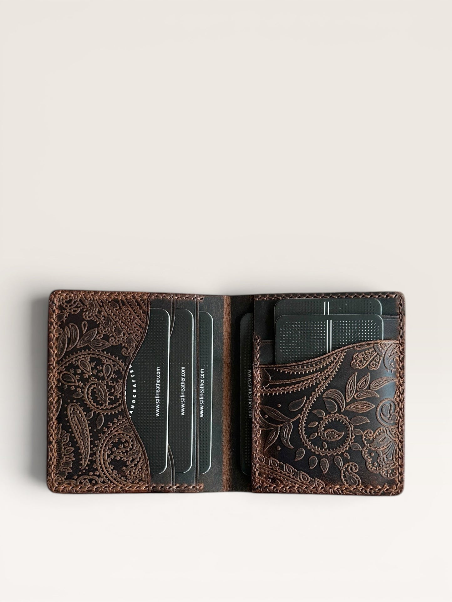 Safir Leather taba rengi, el yapımı, İtalyan derisi, işlemeli, kartlıklı cüzdan.