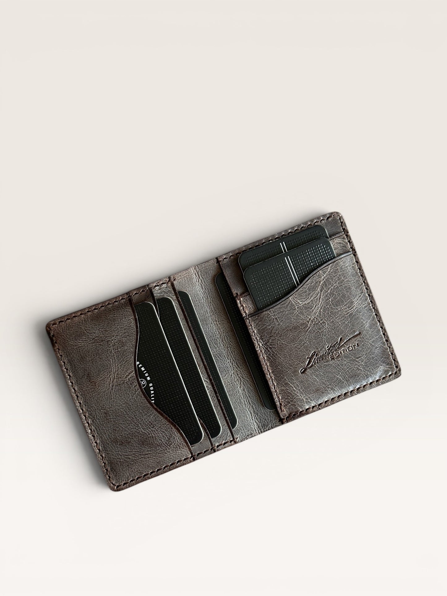 Safir Leather el yapımı taba rengi İtalyan derisi cüzdan, kart bölmeli ve minimalist tasarımlı.