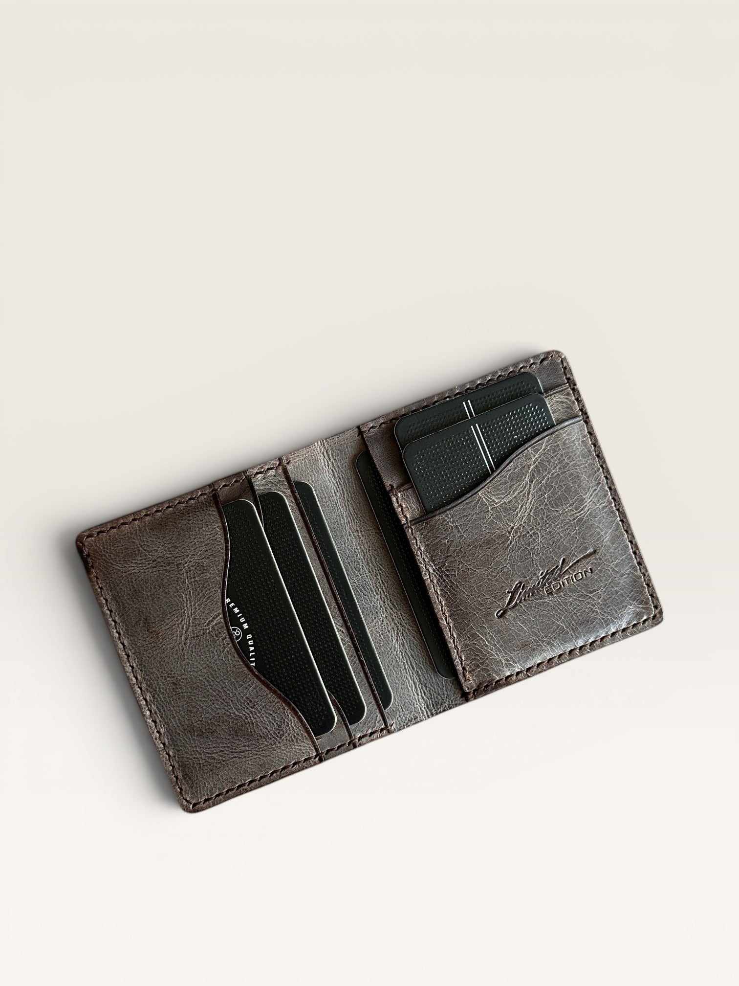 Safir Leather el yapımı taba rengi İtalyan derisi cüzdan, kart bölmeli ve minimalist tasarımlı.