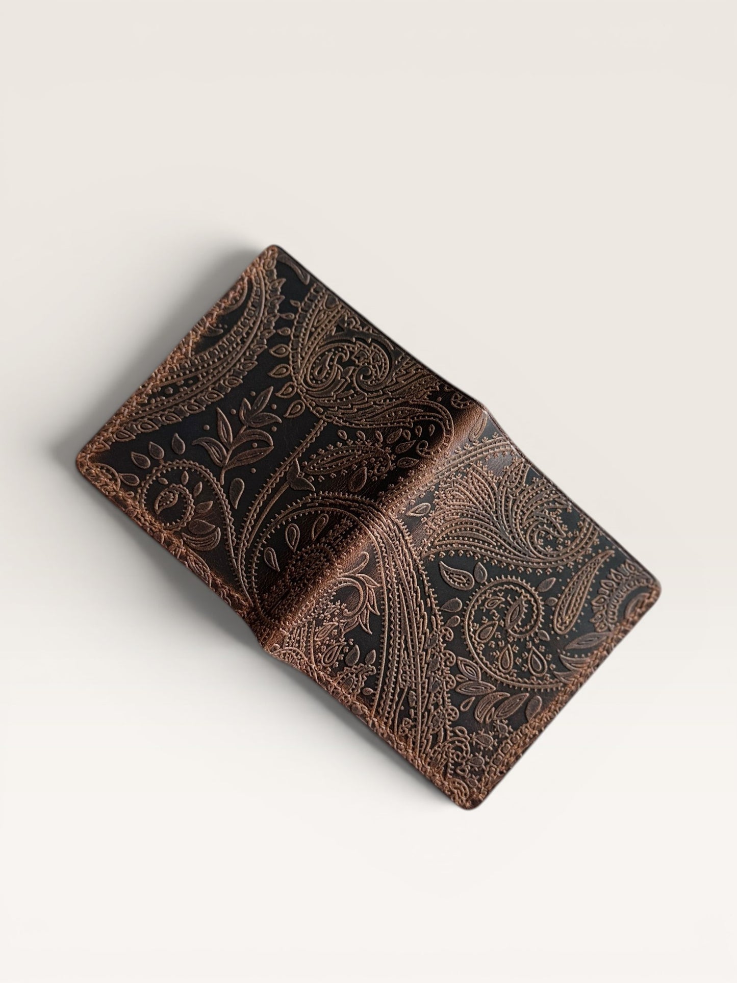 Safir Leather el yapımı taba rengi İtalyan deri cüzdan, paisle desenli ve zarif bir tasarıma sahip.