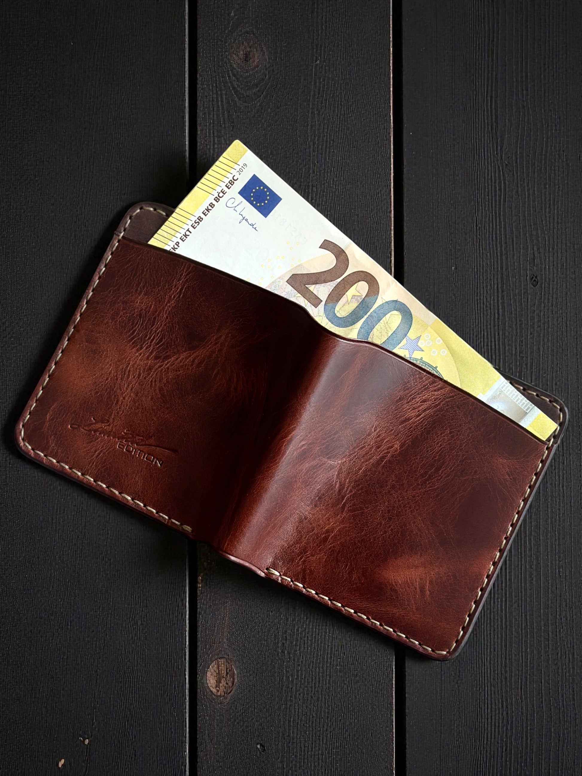 Safir Leather Torino el yapımı çıtçıtlı kahverengi hakiki deri kartlık cüzdan, 200 Euro banknot ile gösteriliyor.