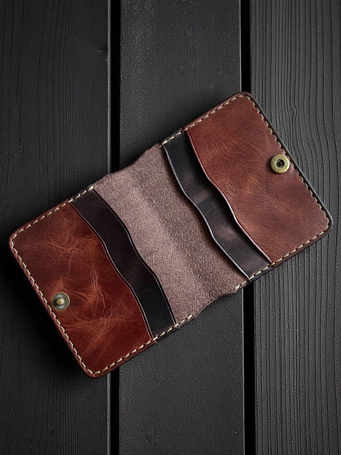 Safir Leather Torino çıtçıtlı, kahverengi hakiki deri el yapımı kartlık cüzdan. Minimalist tasarım, 10-12 kart ve nakit bölmesi.