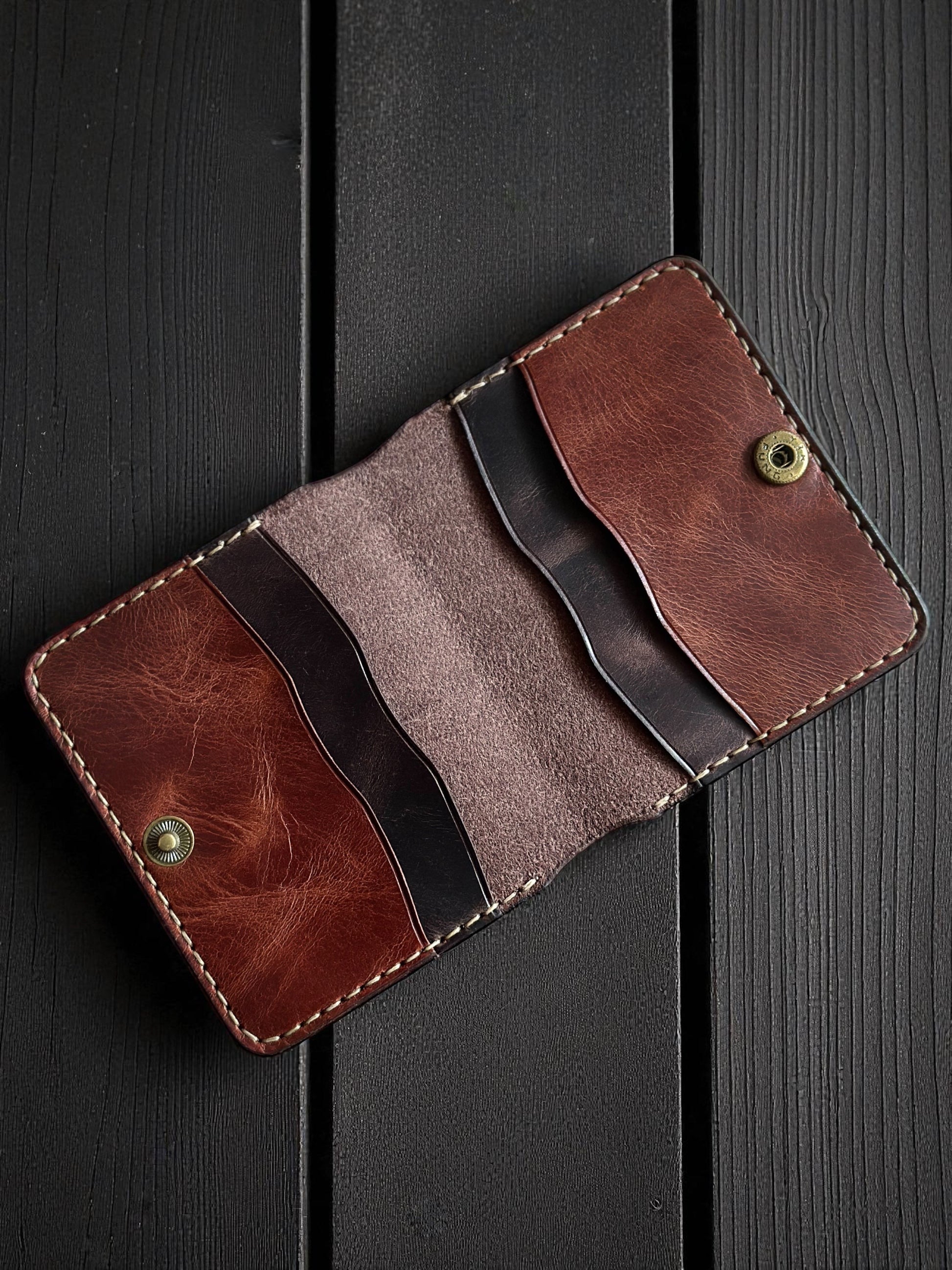 Safir Leather Torino çıtçıtlı, kahverengi hakiki deri el yapımı kartlık cüzdan. Minimalist tasarım, 10-12 kart ve nakit bölmesi.
