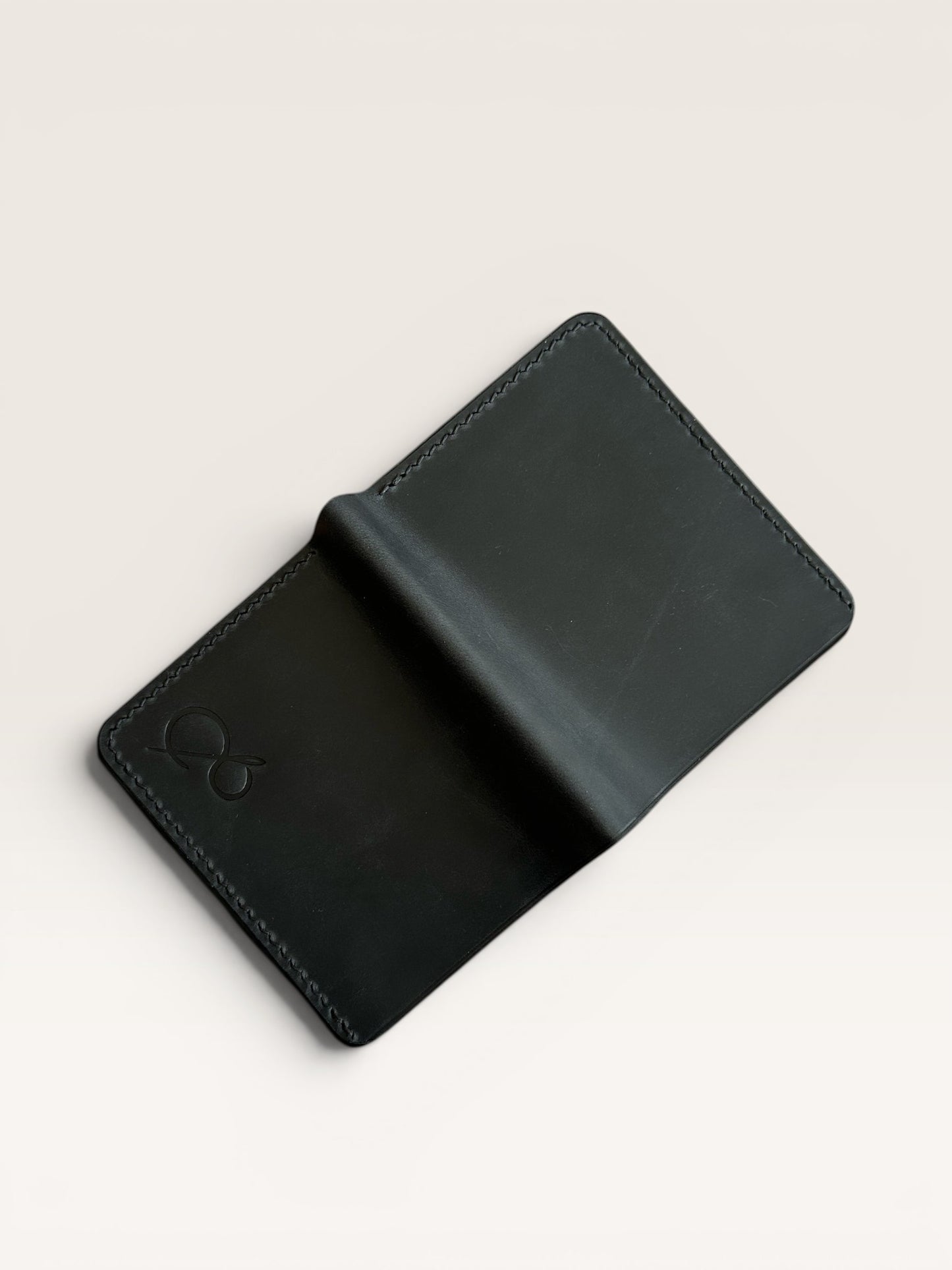 Safir Leather Viking model dikey siyah el yapımı dana derisi cüzdan, mumlu dikiş detaylı minimal tasarım.