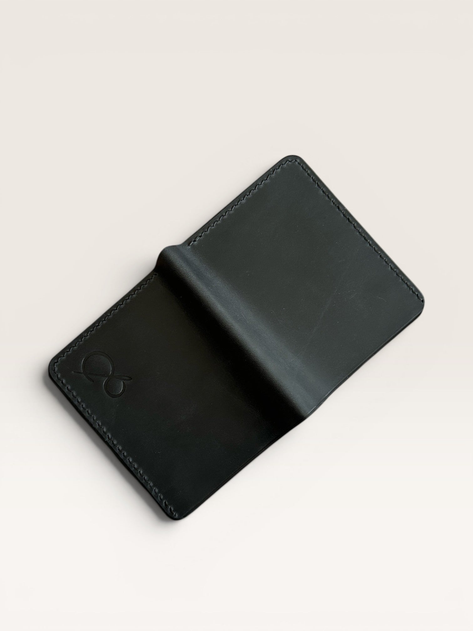 Safir Leather Viking model dikey siyah el yapımı dana derisi cüzdan, mumlu dikiş detaylı minimal tasarım.