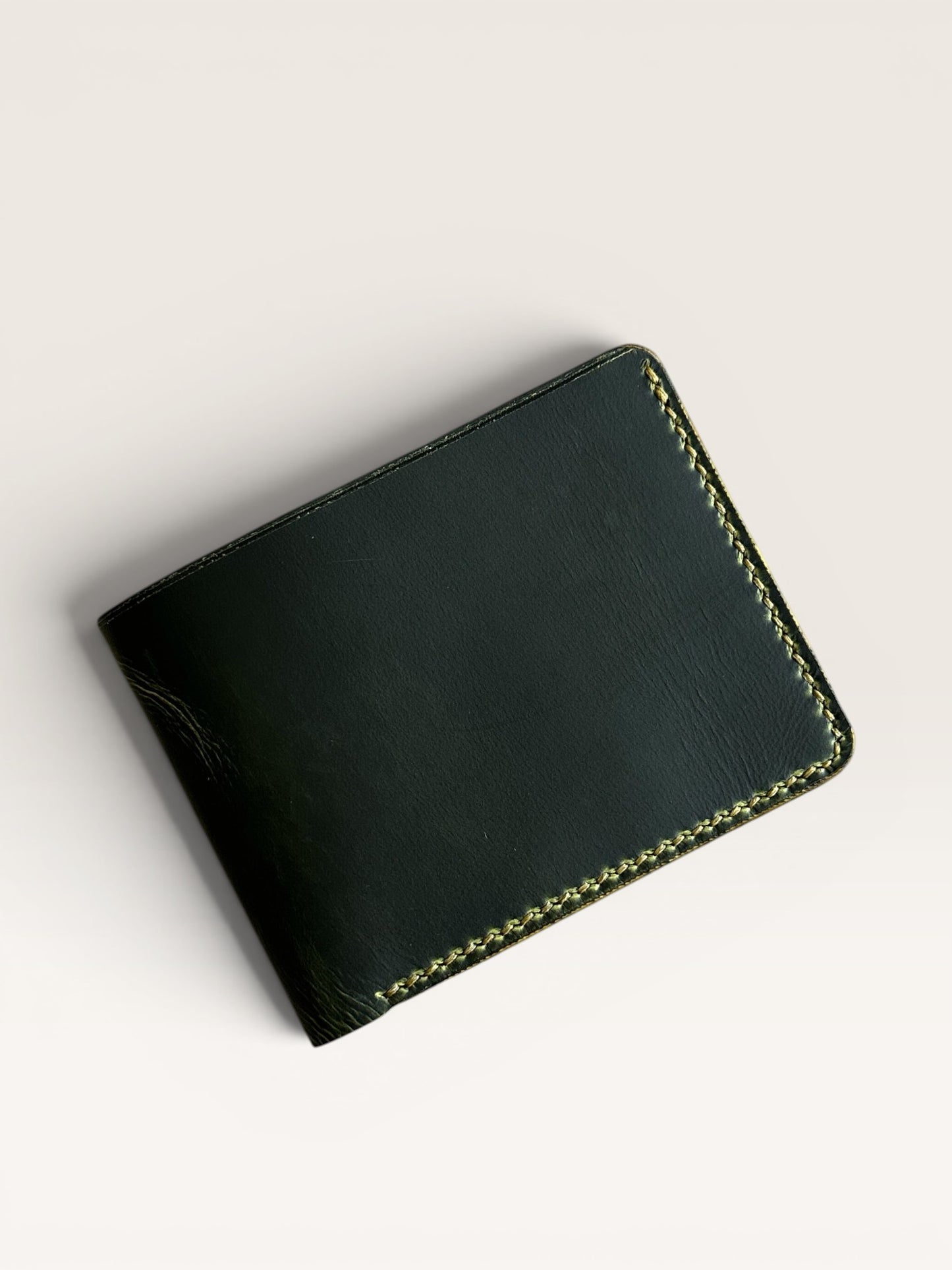 Safir Leather yeşil İtalyan deri cüzdan, 8 kart bölmeli ve nakit para bölmesi ile zarif bir tasarıma sahip.