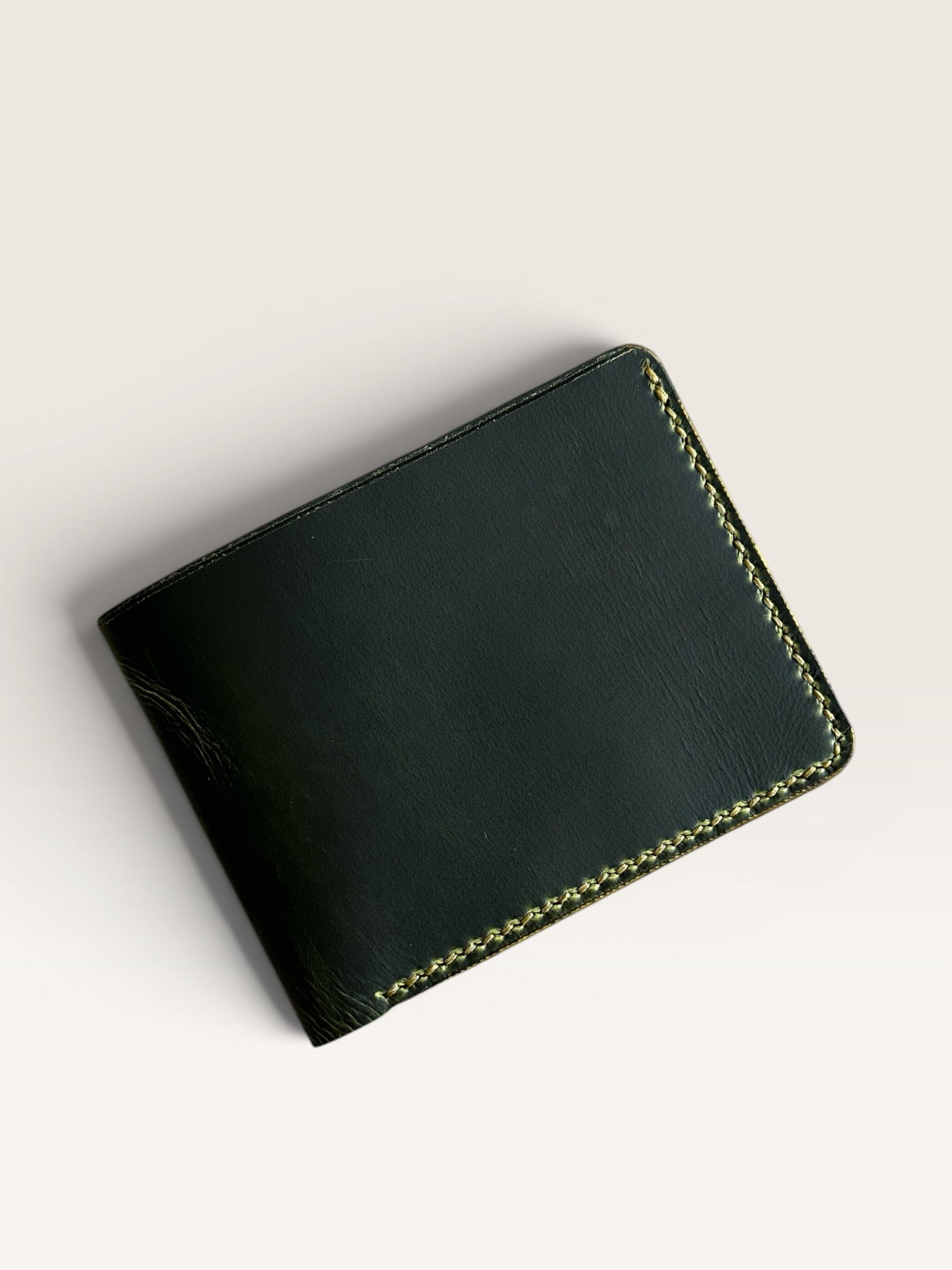 Safir Leather yeşil İtalyan deri cüzdan, 8 kart bölmeli ve nakit para bölmesi ile zarif bir tasarıma sahip.