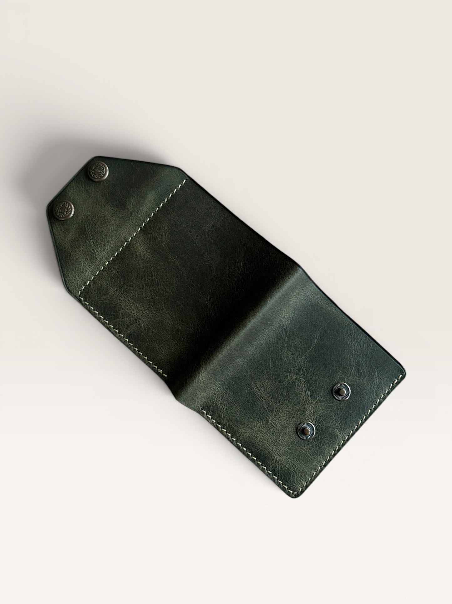 Safir Leather Babil Lock yeşil haki hakiki deri cüzdan, çıtçıt kapamalı, 10x9 cm boyutlarında, el yapımı, sade ve şık tasarım.