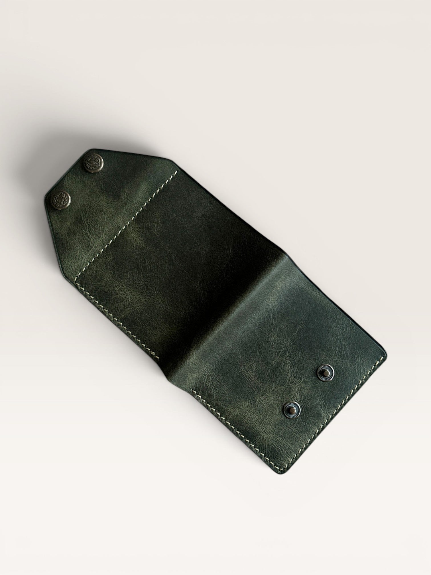 Safir Leather Babil Lock yeşil haki hakiki deri cüzdan, çıtçıt kapamalı, 10x9 cm boyutlarında, el yapımı, sade ve şık tasarım.