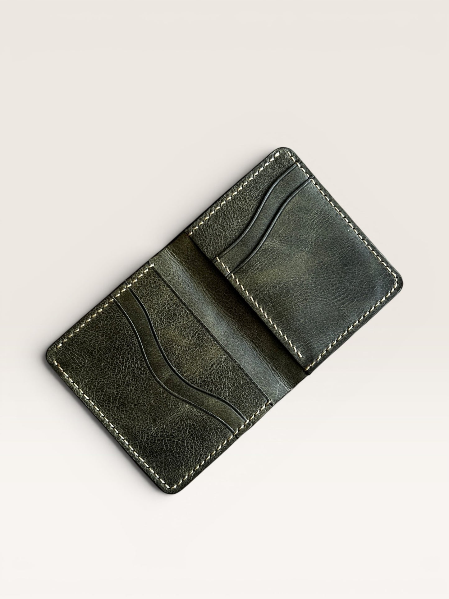 Safir Leather el yapımı, yeşil hakiki deri cüzdan, 10x8.5 cm boyutlarında, dikey kart bölmeli.
