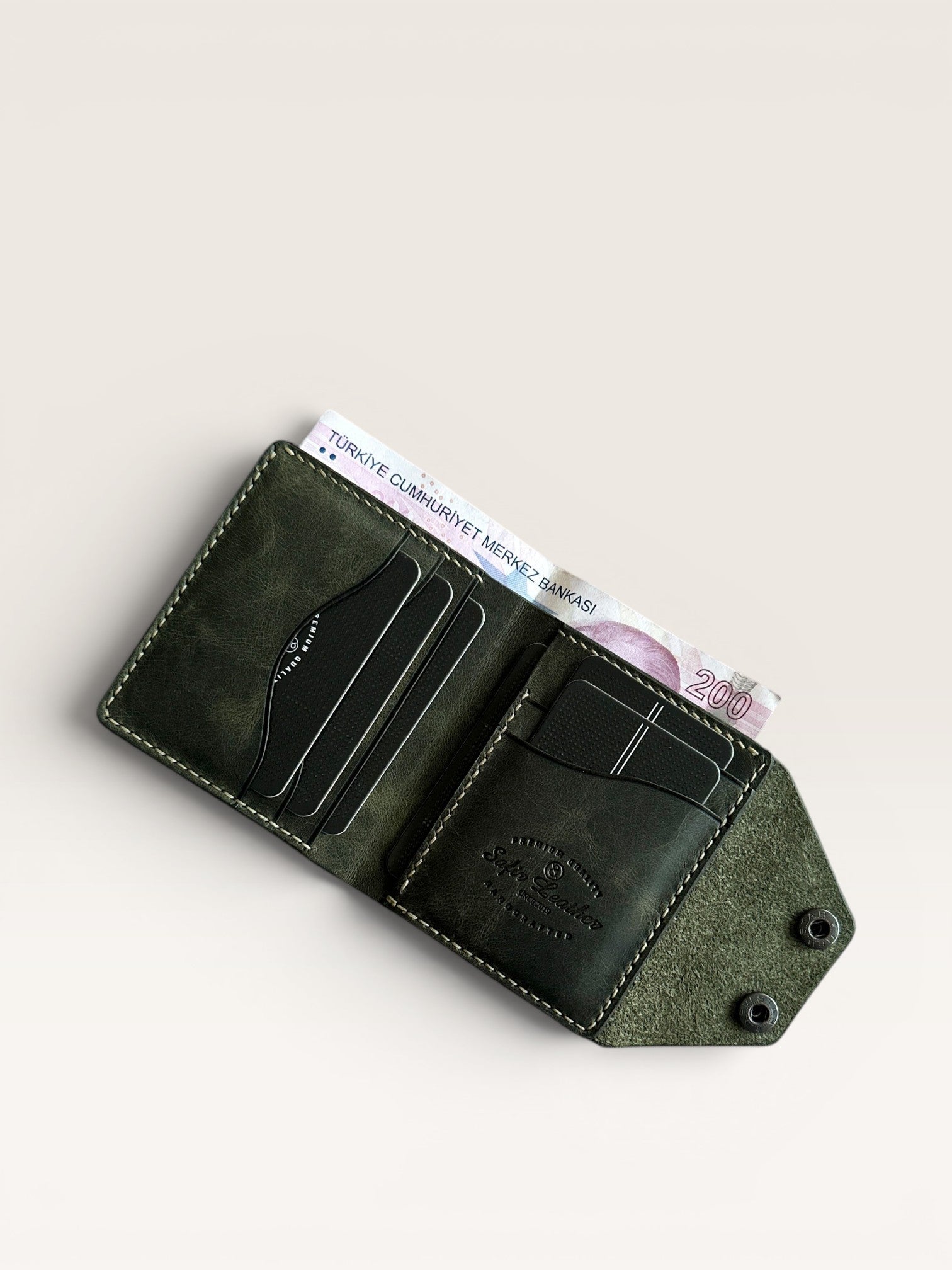 Safir Leather yeşil haki hakiki deri cüzdan, kart bölmeli ve çıtçıt kapamalı, 10x9 cm boyutlarında.