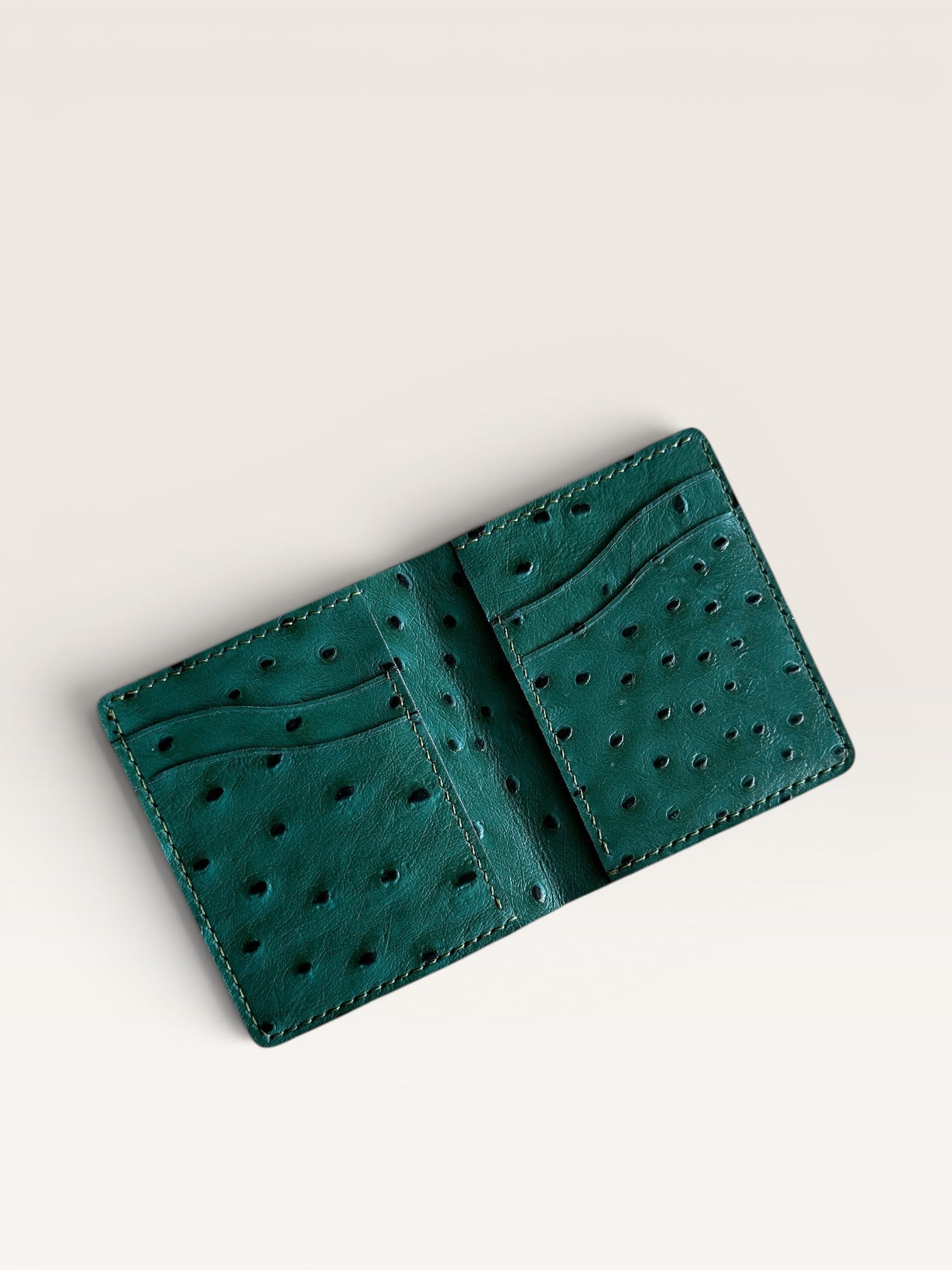 Safir Leather yeşil devekuşu derisi, el yapımı, minimalist cüzdan. 10x9 cm boyutlarında, 6-12 kart kapasiteli.