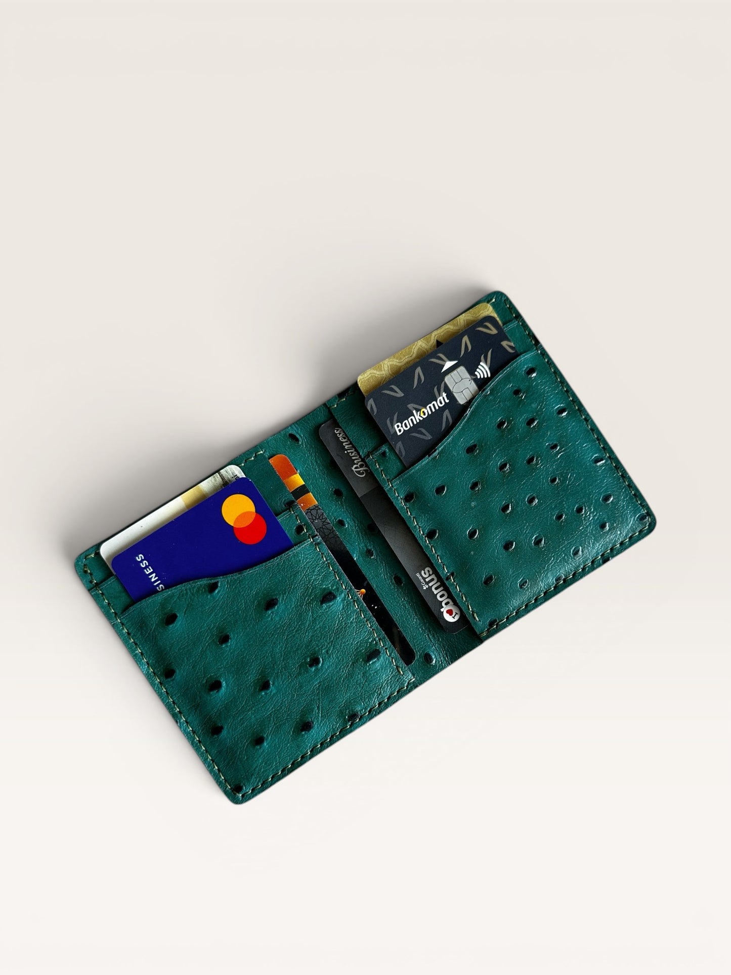 Safir Leather yeşil, devekuşu derisi dokulu, el yapımı, minimalist cüzdan. Kart bölmeli.