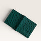 Safir Leather yeşil devekuşu derisi, el yapımı, minimalist cüzdan. 10x9 cm boyutlarında, 6-12 kart kapasiteli.