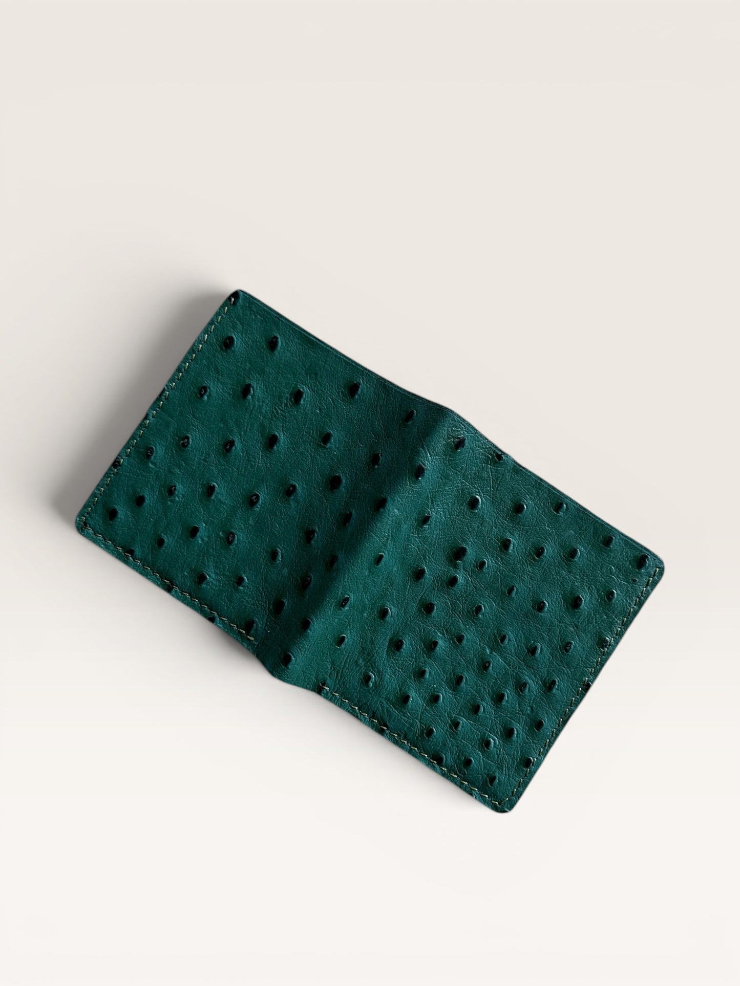 Safir Leather yeşil devekuşu derisi, el yapımı, minimalist cüzdan. 10x9 cm boyutlarında, 6-12 kart kapasiteli.
