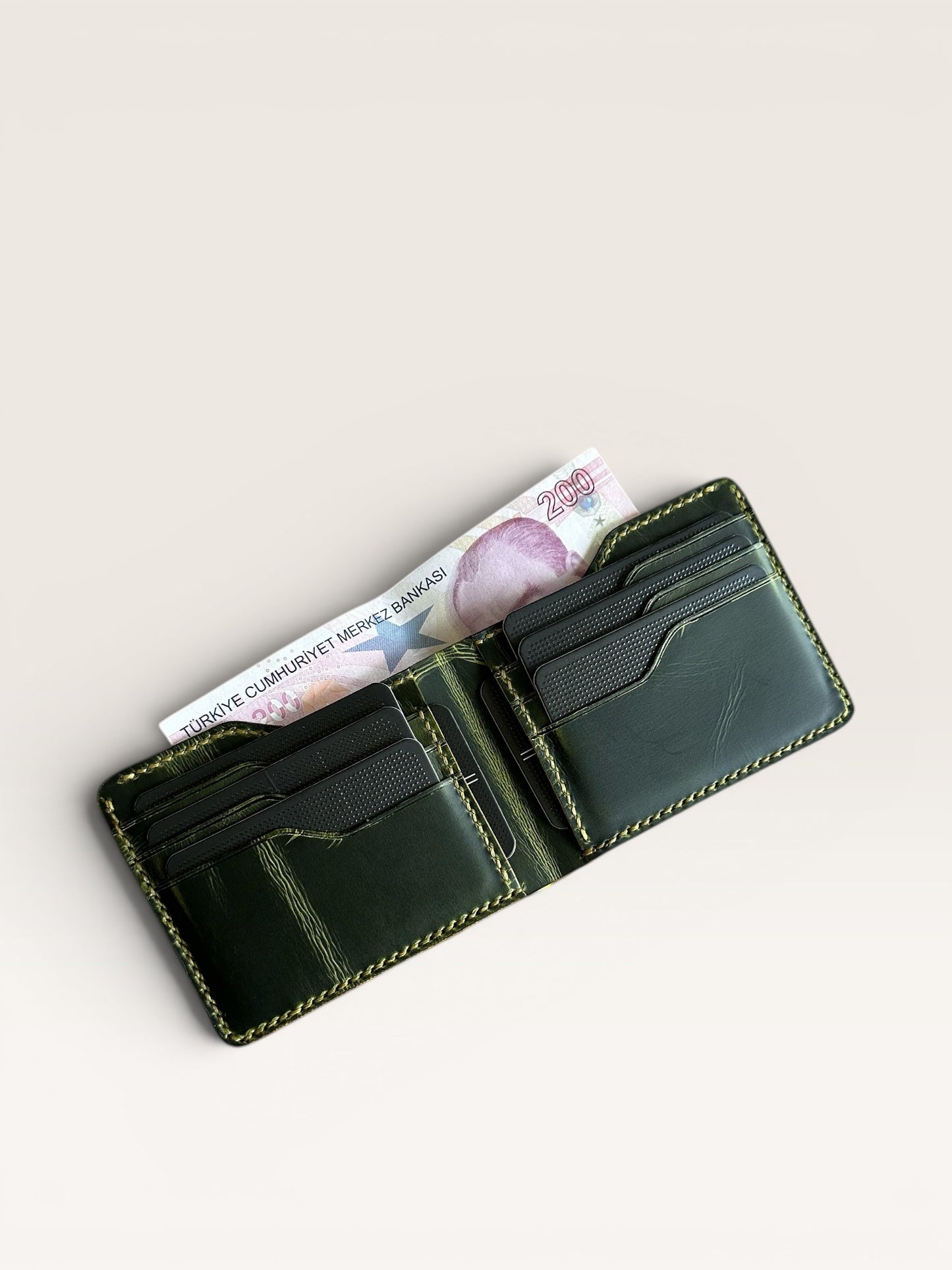 Safir Leather yeşil İtalyan deri cüzdan, 8 kart bölmeli ve nakit para gözlü, zarif ve kullanışlı.