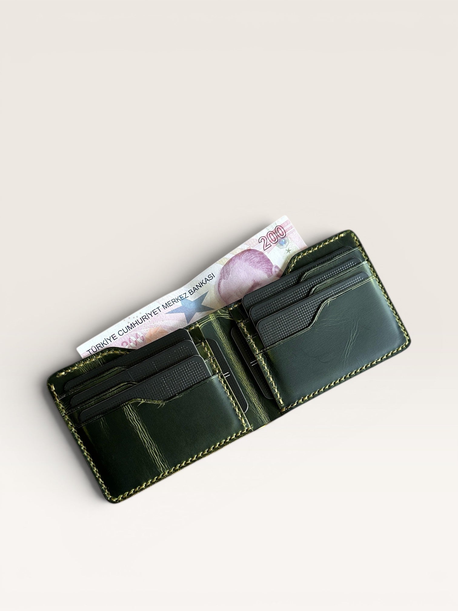 Safir Leather yeşil İtalyan deri cüzdan, 8 kart bölmeli ve nakit para gözlü, zarif ve kullanışlı.