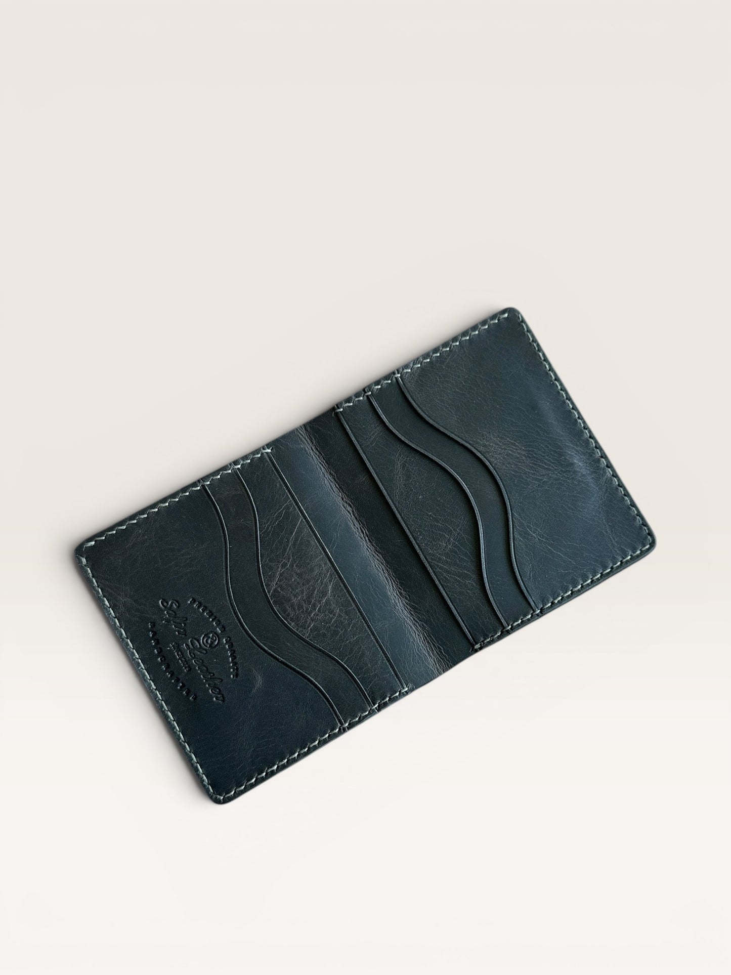 Safir Leather el yapımı, yeşil İtalyan deri cüzdan. Kart ve nakit için bölmeli, zarif ve pratik tasarım.