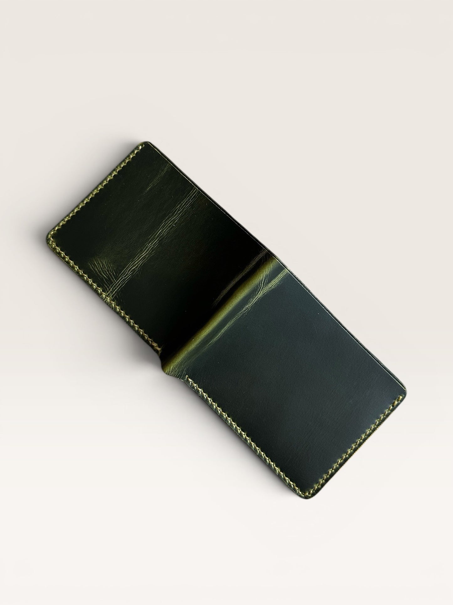 Safir Leather yeşil İtalyan deri cüzdan, 8 kart bölmesi ve nakit para bölmesi ile zarif ve kullanışlı.