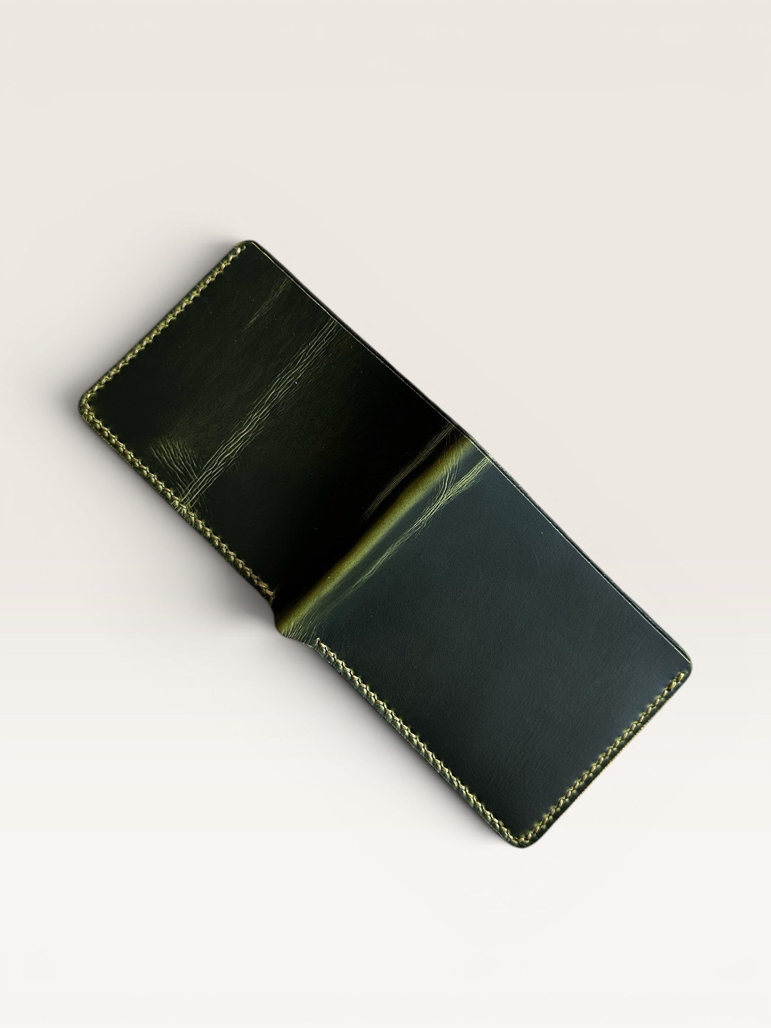 Safir Leather yeşil İtalyan deri cüzdan, 8 kart bölmesi ve nakit para bölmesi ile zarif ve kullanışlı.