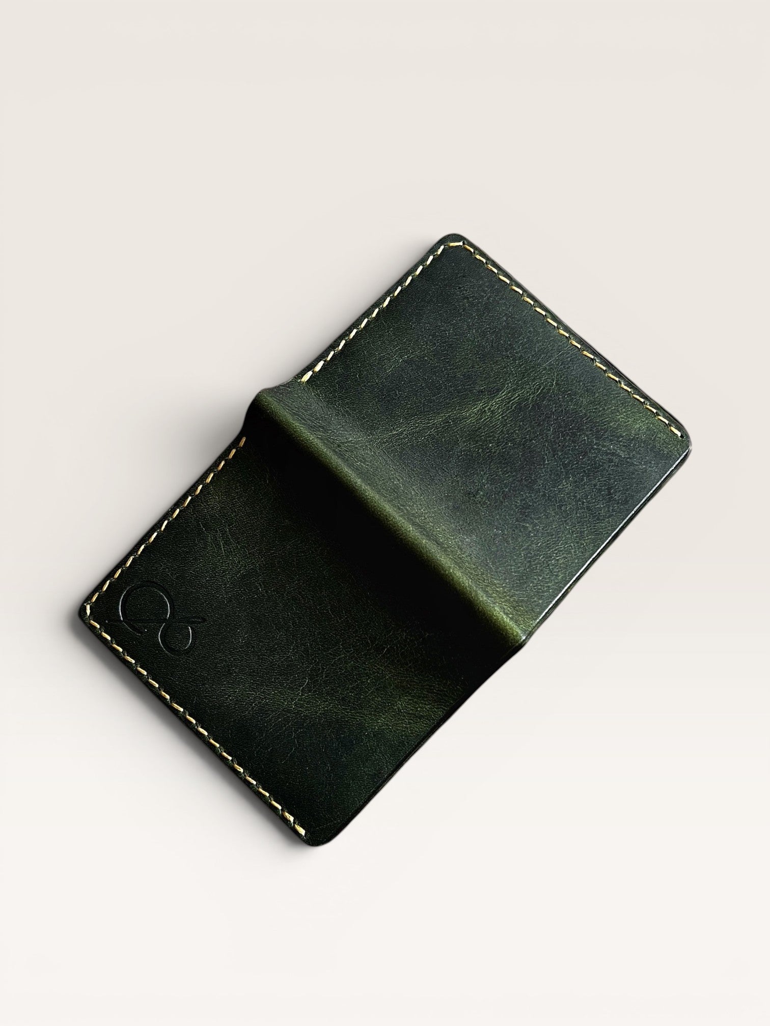 Safir Leather el yapımı yeşil İtalyan deri cüzdan, zarif dikiş detayları ve pratik iç bölmeleriyle.