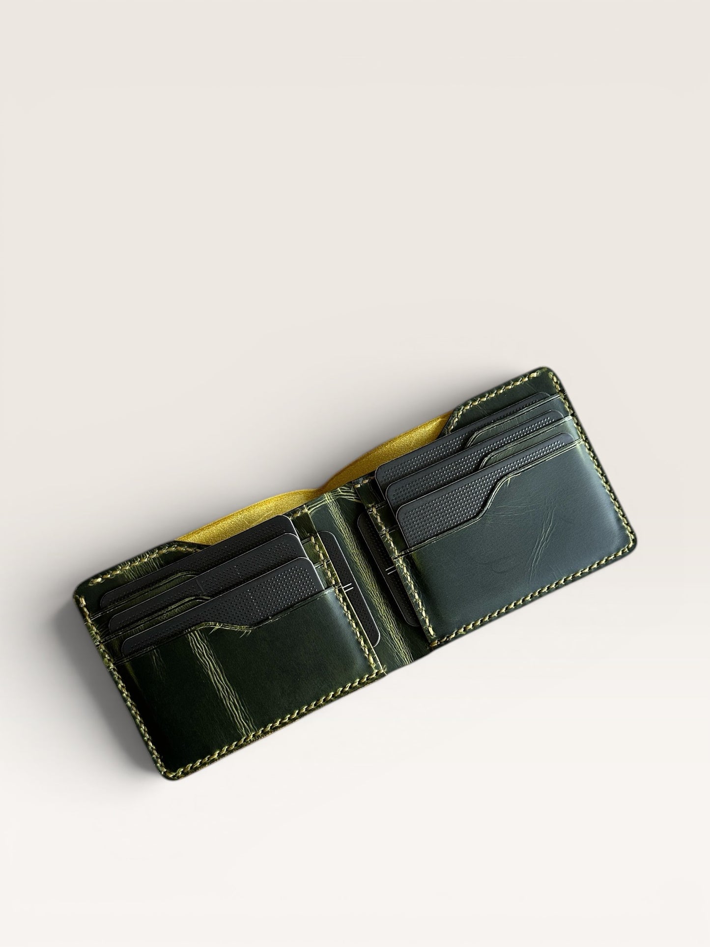 Safir Leather yeşil İtalyan deri cüzdan, 8 kart bölmeli ve nakit para gözlü, zarif ve dayanıklı.