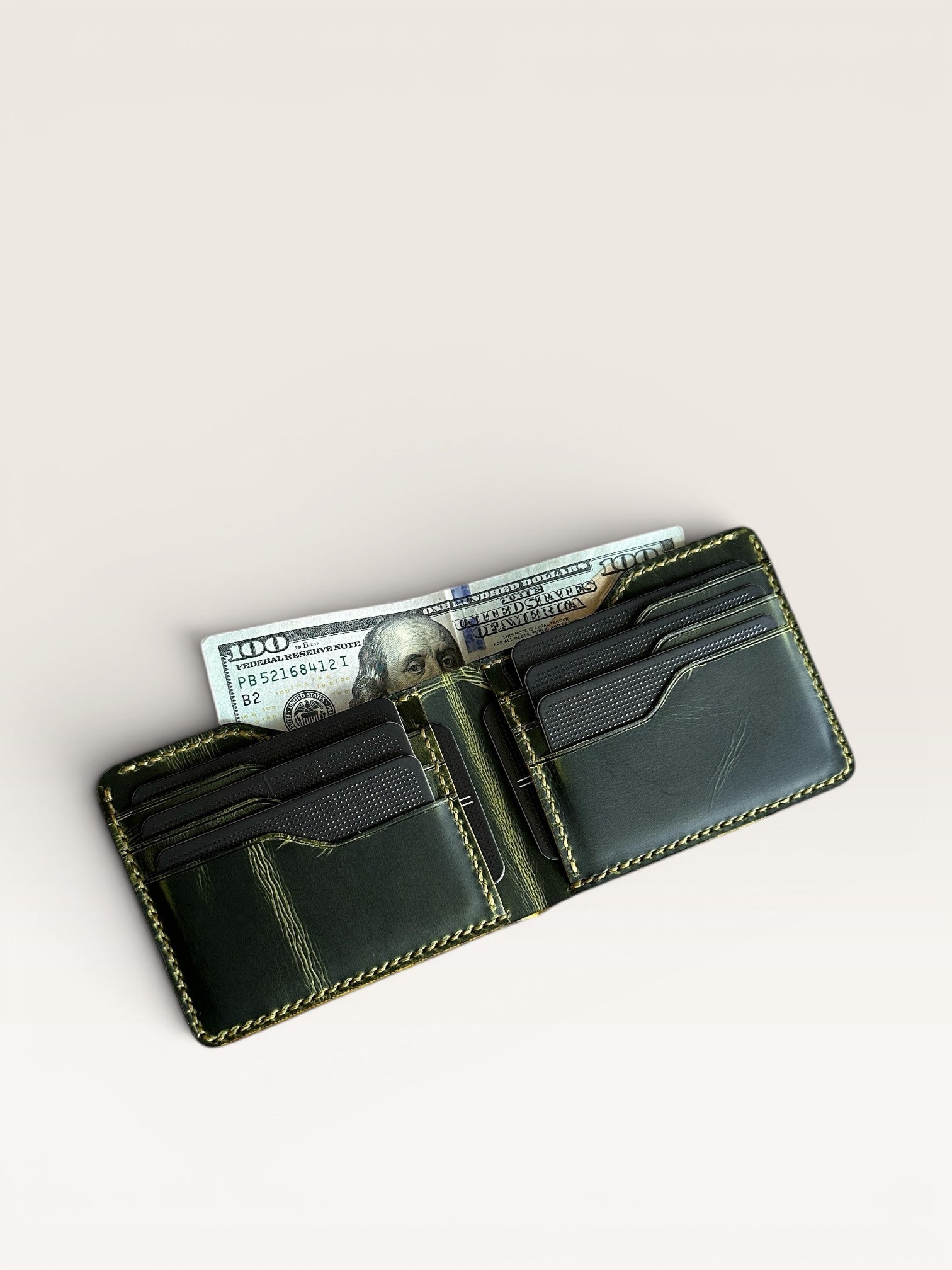 Safir Leather yeşil İtalyan deri cüzdan, 8 kart bölmeli ve nakit para gözlü, zarif ve dayanıklı.